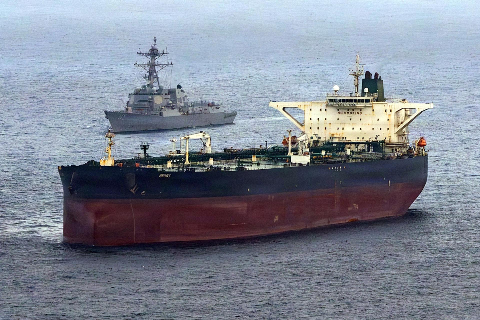 Tàu khu trục USS Rafael Peralta của Hải quân Mỹ thực hiện phong tỏa hàng hải đối với tàu chở dầu thô mang cờ Iran ngày 24/4. Ảnh: AFP