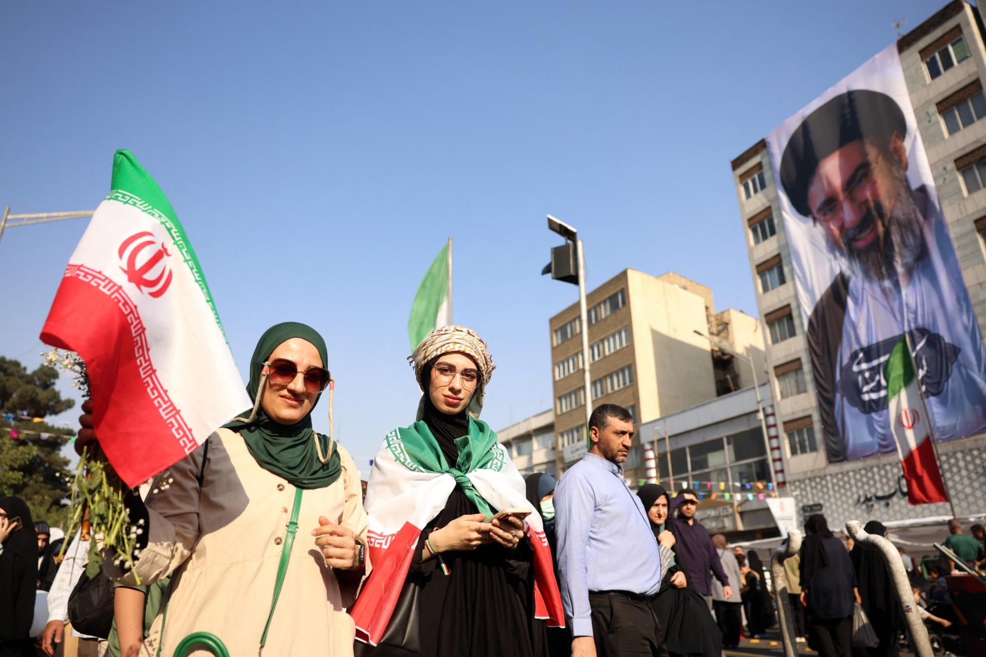 Người dân vẫy Quốc kỳ Iran trong cuộc mít tinh ủng hộ Lãnh tụ tối cao tại Thủ đô Tehran, ngày 4/6/2026. Ảnh: AFP