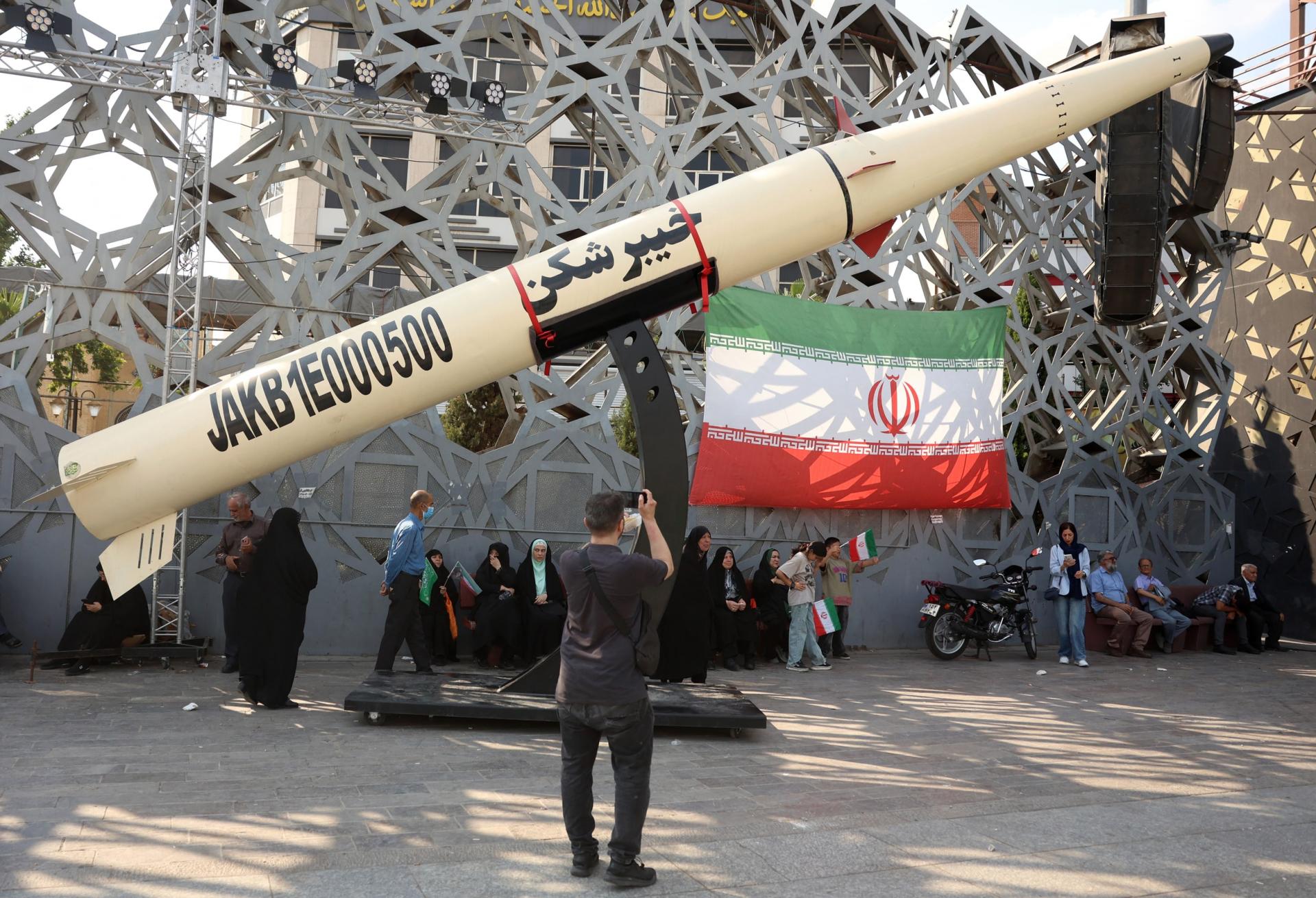 Người dân Iran bên mô hình tên lửa Kheibar tại thủ đô Tehran ngày 4/6. Ảnh: AFP