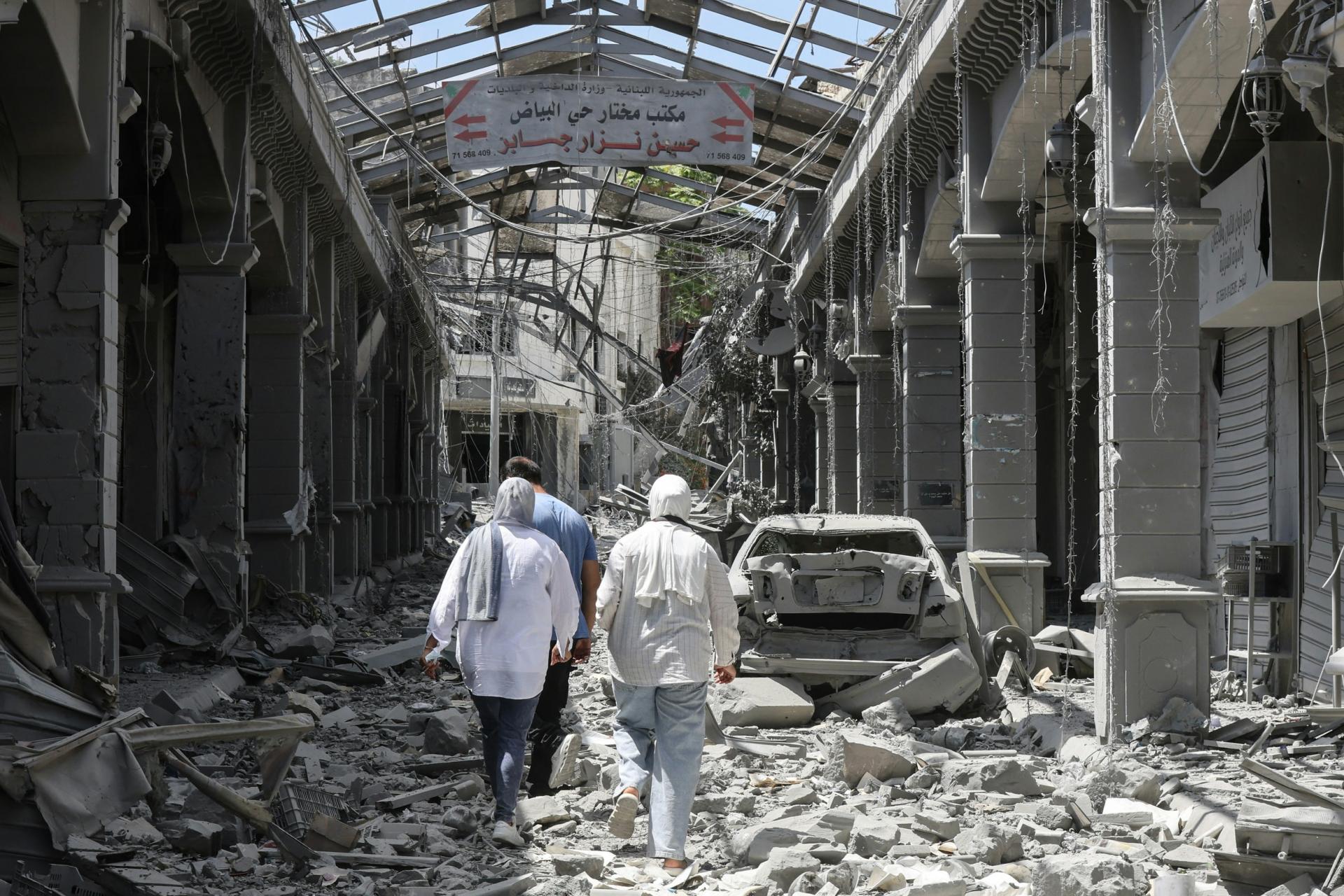 Người dân trở về miền Nam Lebanon, bước qua khu chợ lịch sử hoang tàn ở Nabatieh ngày 15/6. Ảnh: AFP