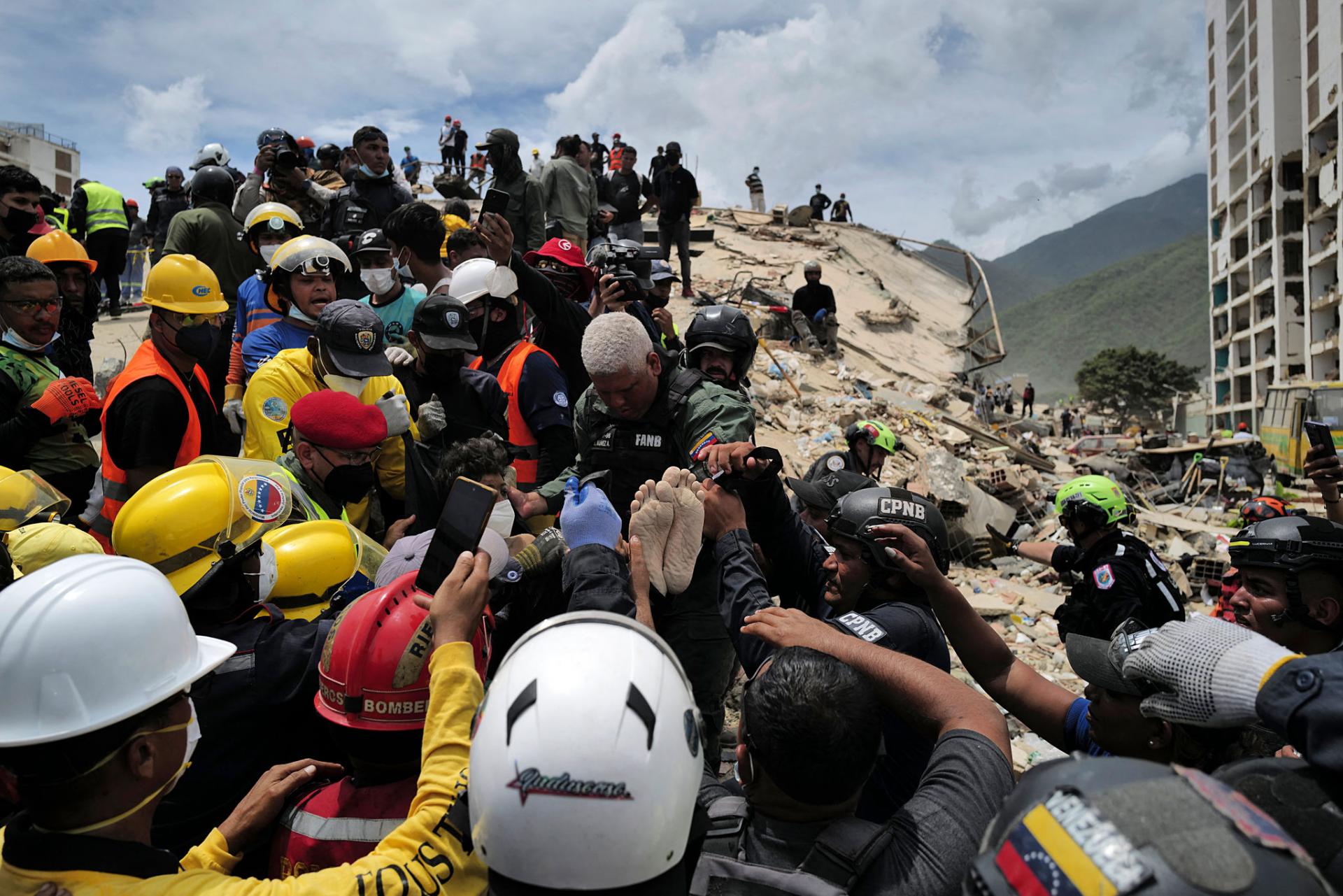 Lực lượng cứu hộ đưa nạn nhân sống sót ra khỏi đống đổ nát tại Caraballeda (Venezuela) ngày 28/6, trong bối cảnh hàng nghìn người đang chạy đua với thời gian đào bới ngày đêm để tìm kiếm người mất tích sau thảm họa động đất khiến gần 1.500 người thiệt mạng. Ảnh: AFP