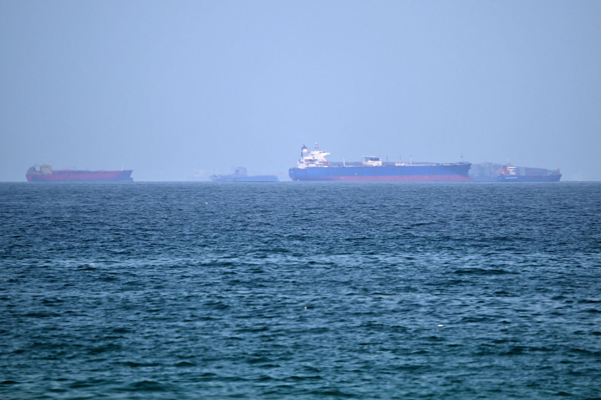 Các tàu thuyền neo đậu ngoài khơi Cảng container Khor Fakkan, cảng nước sâu tự nhiên duy nhất trong khu vực và là một trong những cảng container lớn của Tiểu vương quốc Sharjah, dọc theo Vịnh Oman, ngày 28/6/2026. Ảnh: AFP