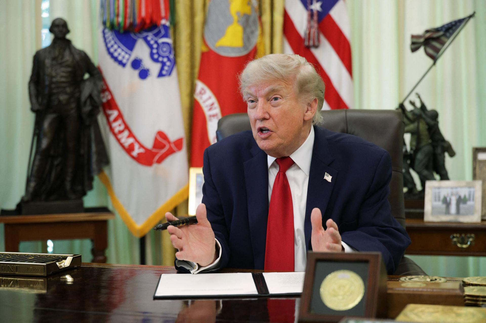 Tổng thống Mỹ Donald Trump phát biểu với các phóng viên sau khi ký một sắc lệnh hành pháp liên quan đến việc sửa chữa ô tô tại Phòng Bầu dục của Nhà Trắng ở Washington, D.C., ngày 29/6/2026. Ảnh: AFP