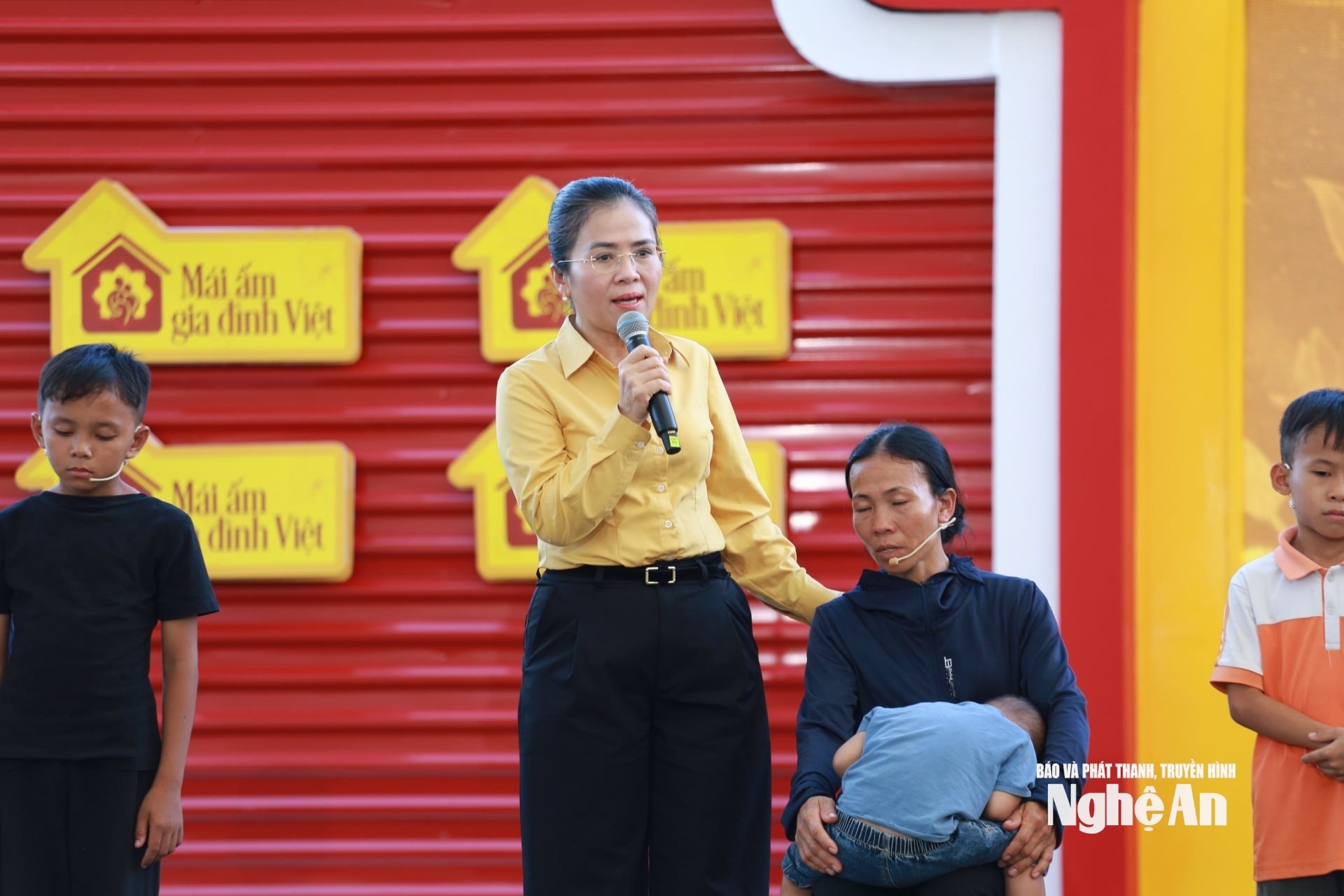 Đồng chí Võ Thị Minh Sinh - Phó Bí thư Tỉnh ủy, Chủ tịch Ủy ban Mặt trận Tổ quốc Việt Nam tỉnh Nghệ An phát biểu tại chương trình.
