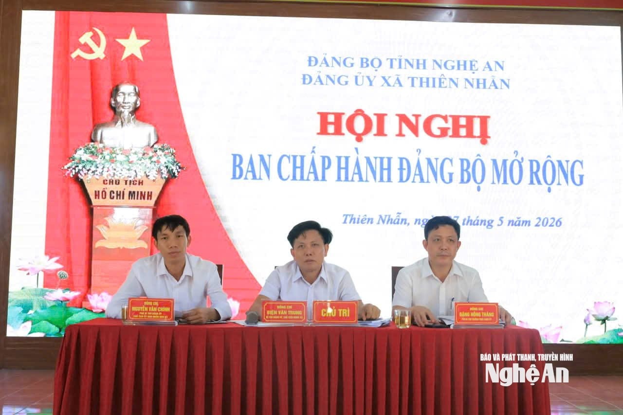 Chủ trì hội nghị Ban Chấp hành mở rộng xã Thiên Nhẫn để thảo luận, thống nhất dự kiến phương án sắp xếp, sáp nhập xóm. Ảnh: CSCC