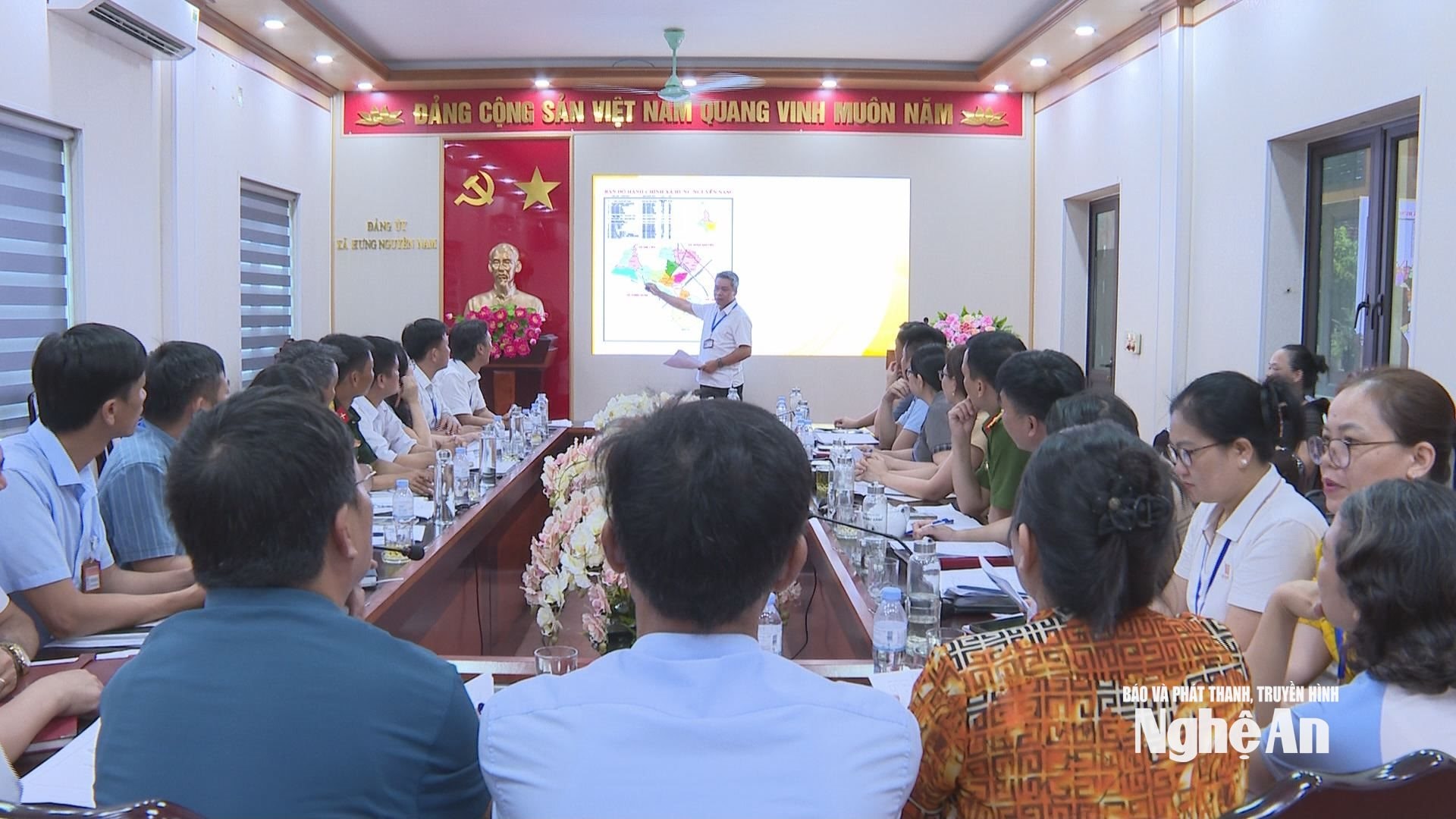Hội nghị Ban Chỉ đạo thực hiện sắp xếp, sáp nhập xóm trên địa bàn xã Hưng Nguyên Nam. Ảnh: PV