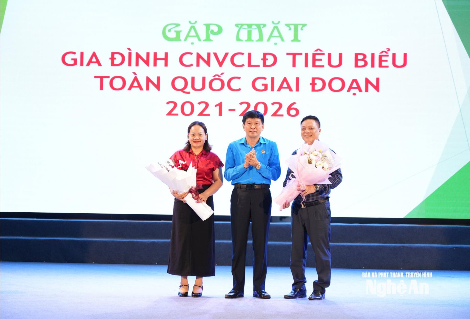 Đồng chí Kha Văn Tám - Ủy viên Ban Chấp hành Đảng bộ tỉnh, Chủ tịch Liên đoàn Lao động tỉnh Nghệ An tặng hoa chúc mừng 2 gia đình được Tổng Liên đoàn Lao động Việt Nam biểu dương gia đình công nhân, viên chức, lao động tiêu biểu toàn quốc giai đoạn 2021 - 2026. Ảnh: TL