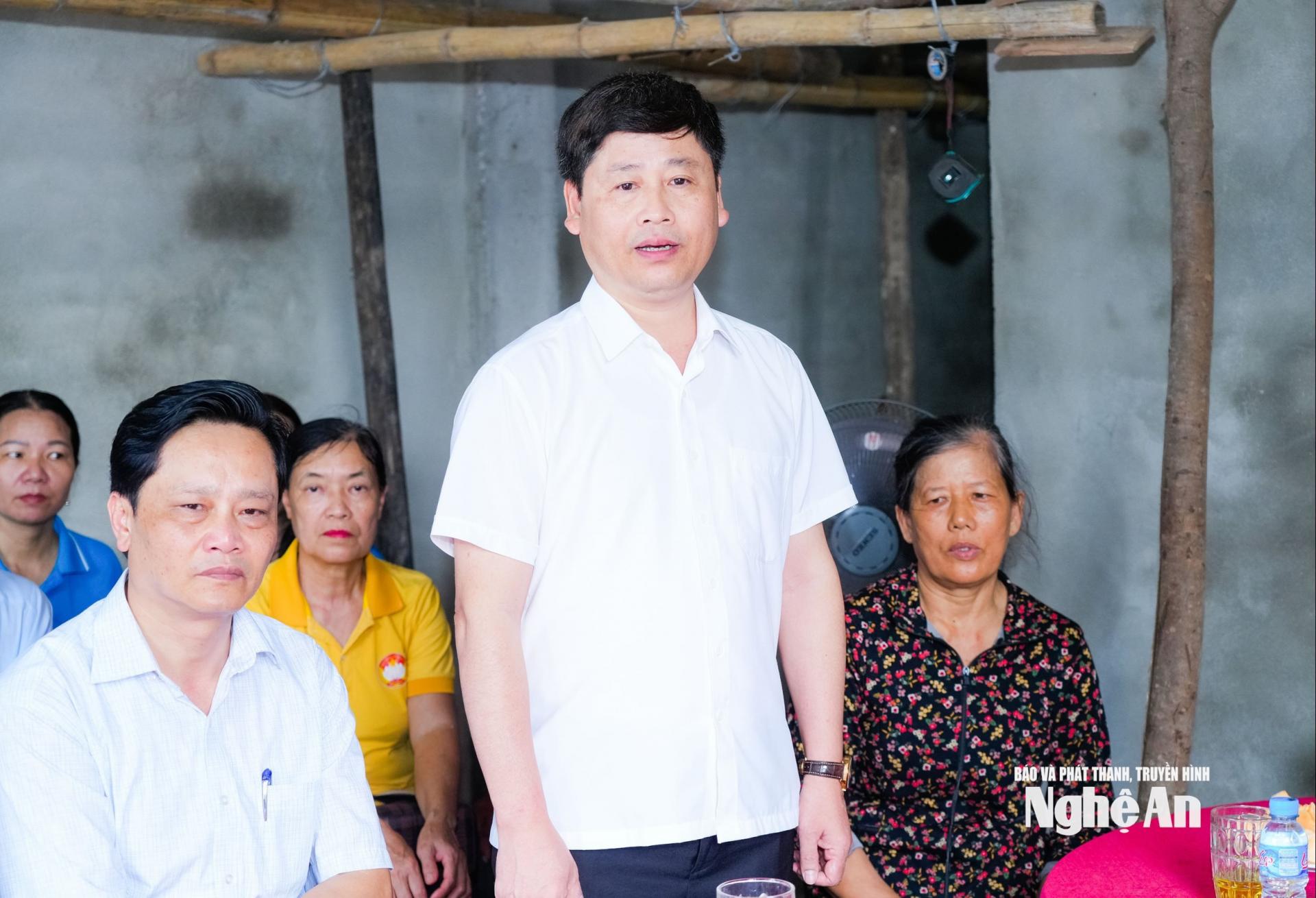 Đồng chí Trần Minh Ngọc - Ủy viên Ban Chấp hành Đảng bộ tỉnh, Giám đốc Báo và phát thanh truyền hình Nghệ An, Chủ tịch Hội Nhà báo tỉnh phát biểu tại buổi lễ. Ảnh: T.L