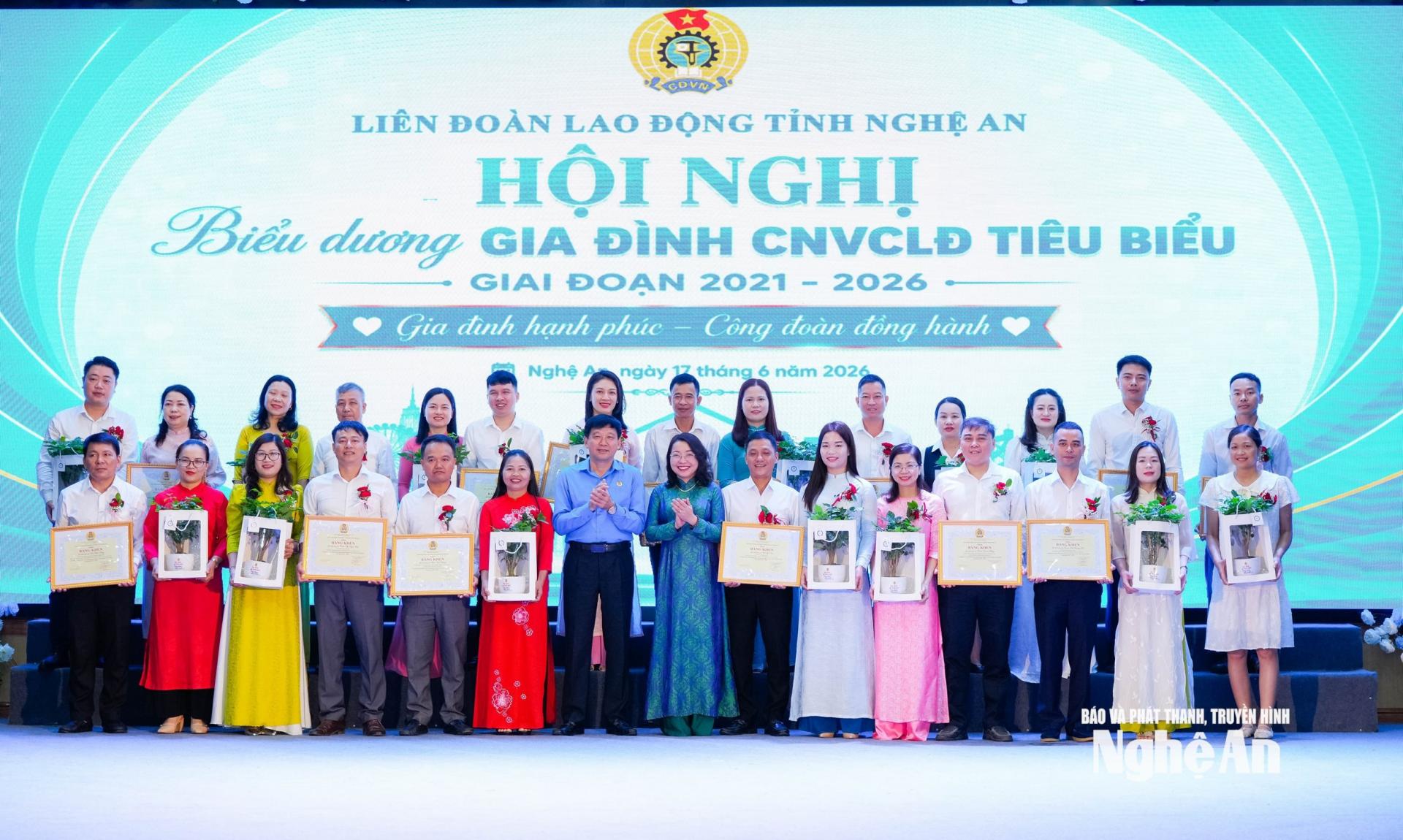 Các đồng chí lãnh đạo tỉnh trao Bằng khen của Liên đoàn Lao động tỉnh cho các gia đình. Ảnh: TL