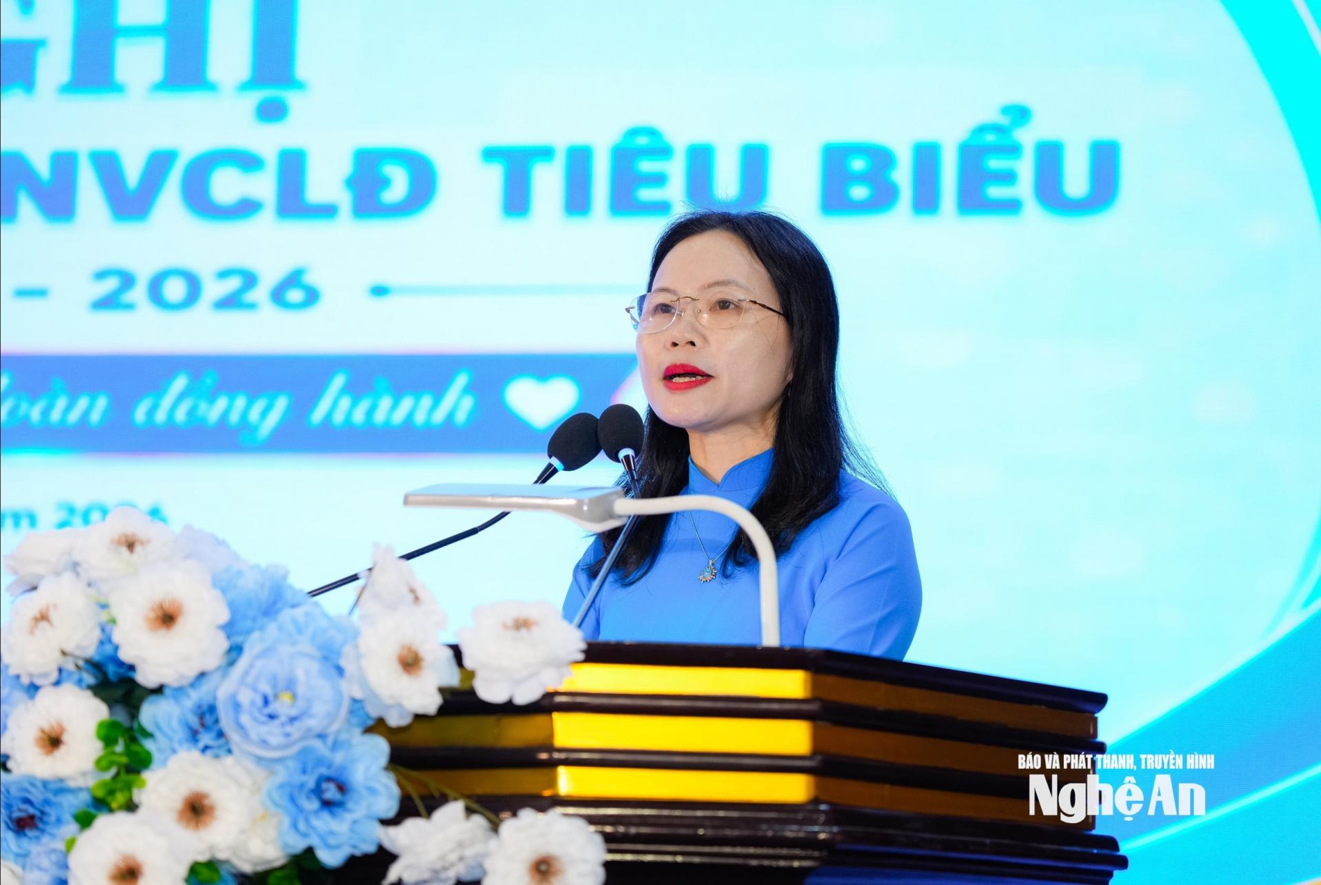 Phó Chủ tịch Liên đoàn Lao động tỉnh Phan Thị Trang phát biểu khai mạc hội nghị. Ảnh: TL