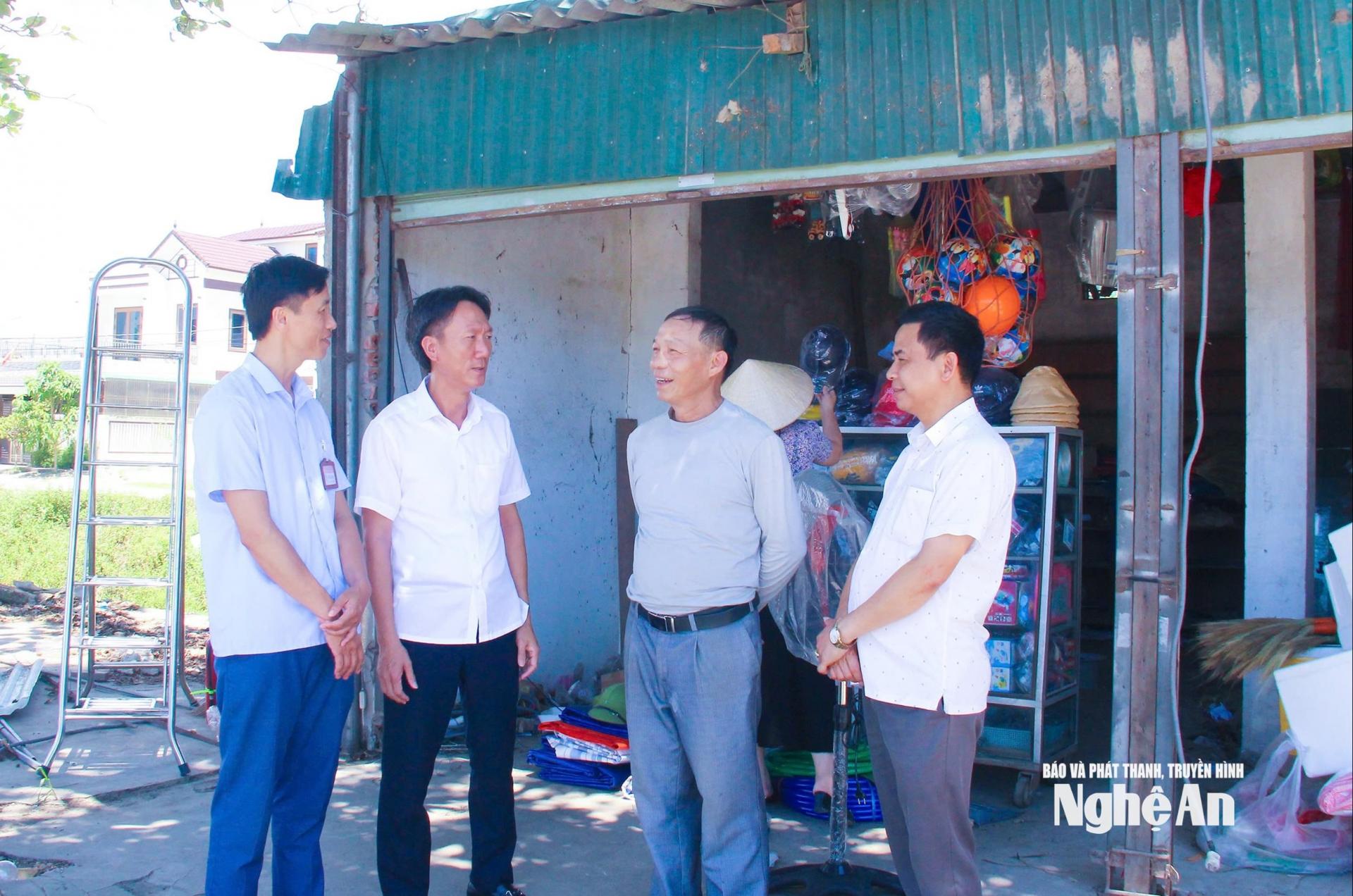 Lãnh đạo xã Hưng Nguyên Nam trò chuyện, trao đổi với người dân. Ảnh: PV