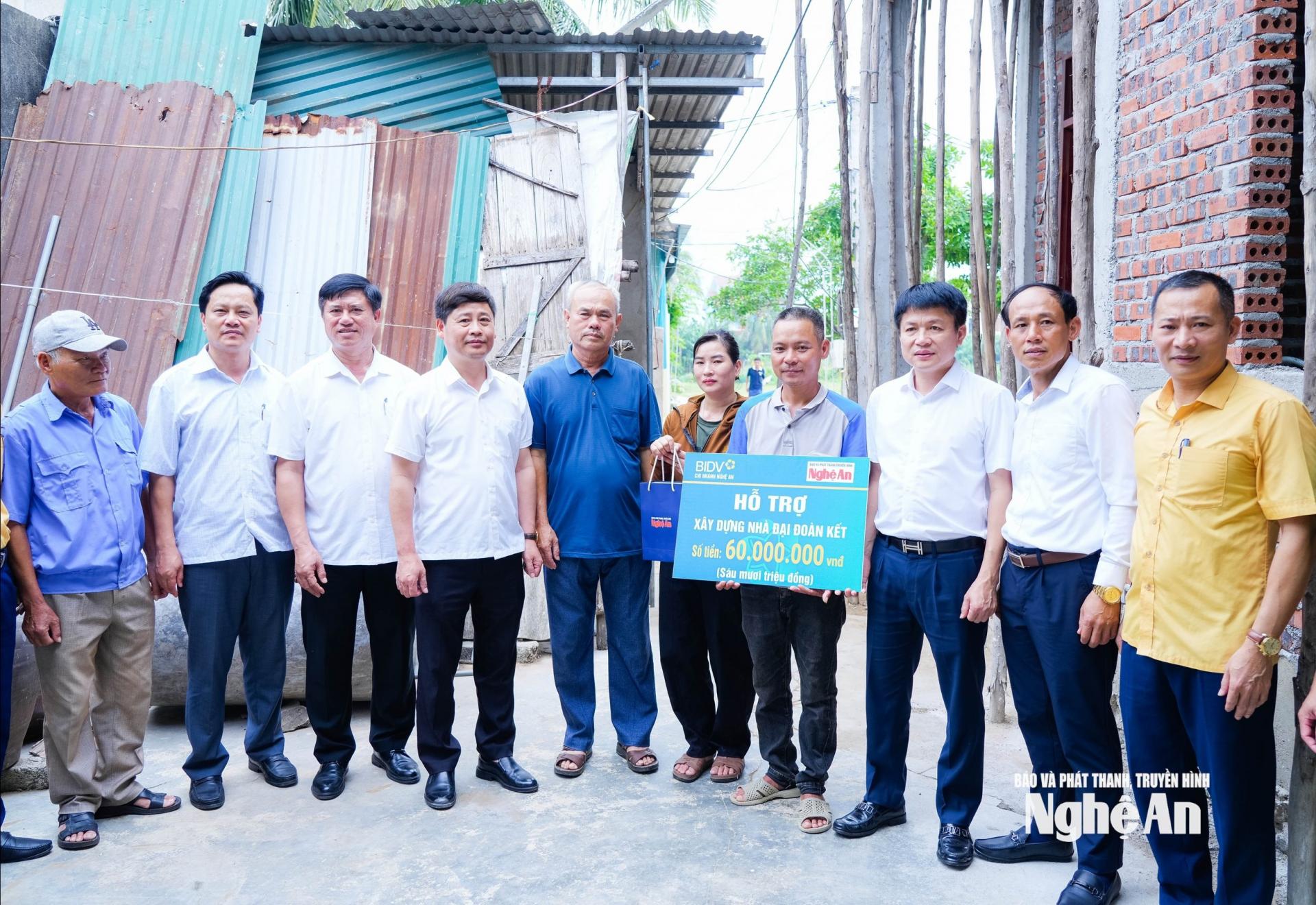 Trao tiền hỗ trợ xây nhà Đại đoàn kết cho gia đình anh Lê Văn Tâm, xóm 5, xã Hải Châu. Ảnh: T.L