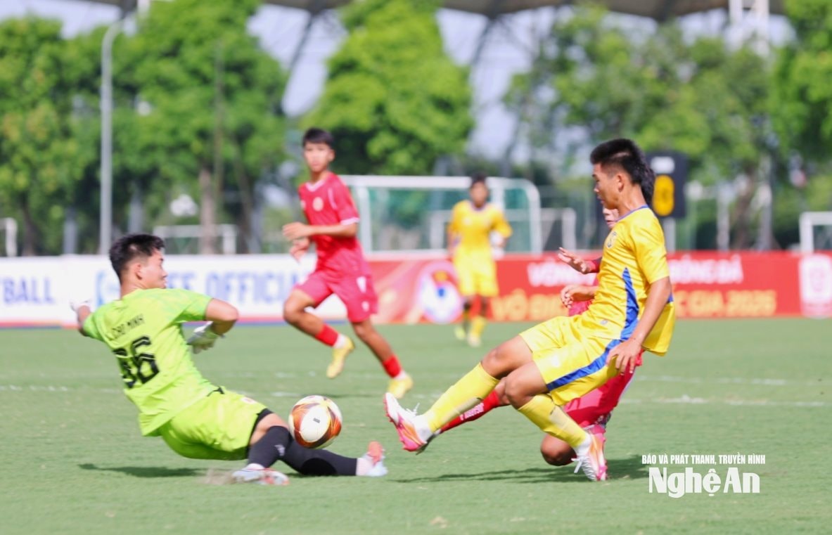 Pha bỏ lỡ cơ hội của Quang Anh. Ảnh: Đức Anh