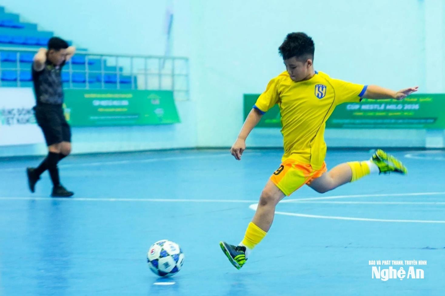 An Hưng tạo ra nhiều cơ hội về phía khung thành của Quy Nhơn nhưng đều không thể tự mình đưa được bóng vào lưới. Ảnh: Sỹ Hiếu