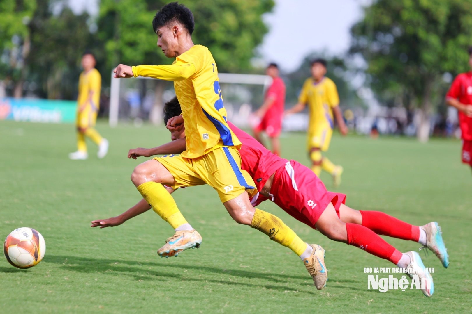 Ngọc Sơn thi đấu nỗ lực bên cánh trái. Ảnh: Đức Anh