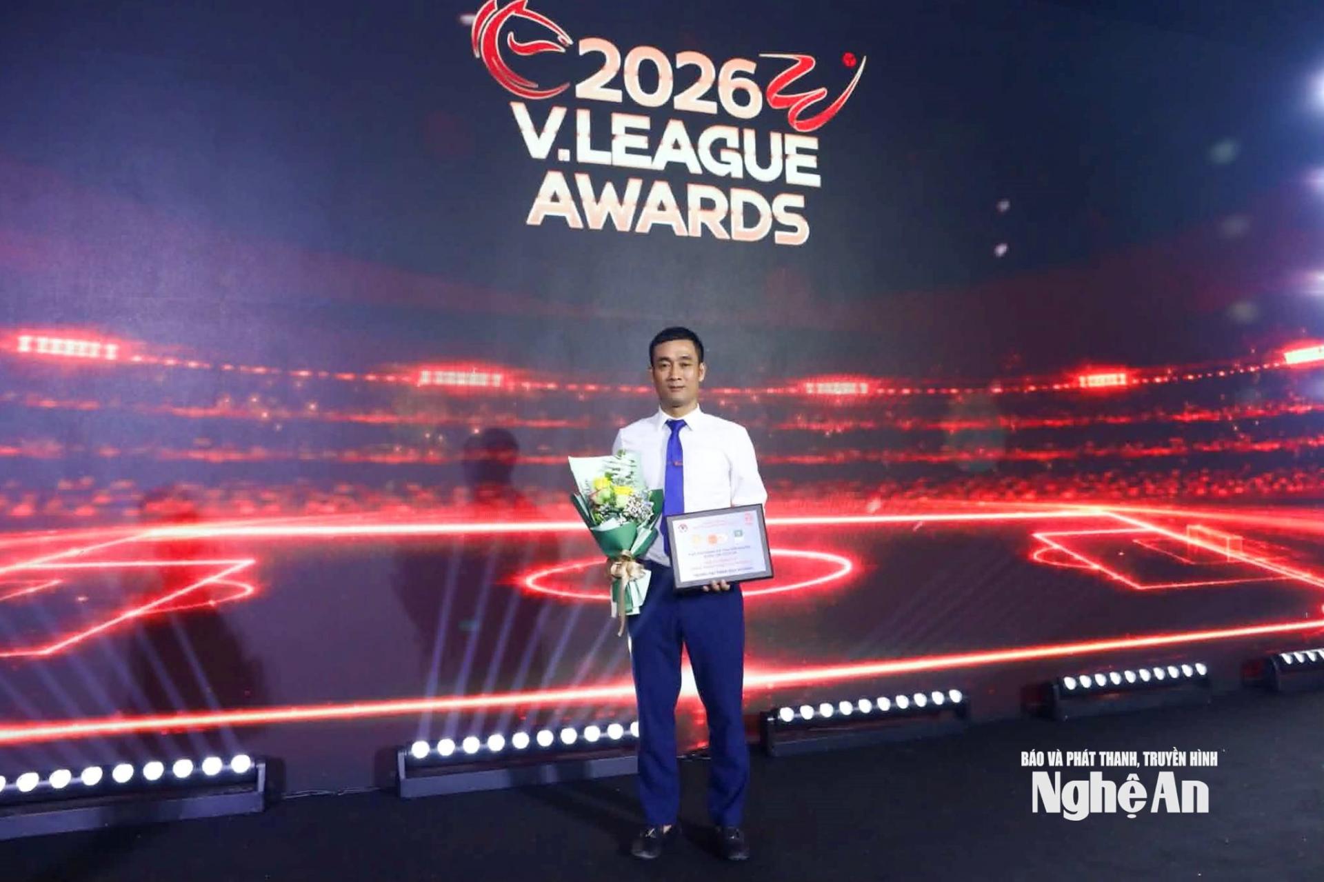 Trợ lý trọng tài FIFA Trần Duy Khánh. Ảnh: NVCC