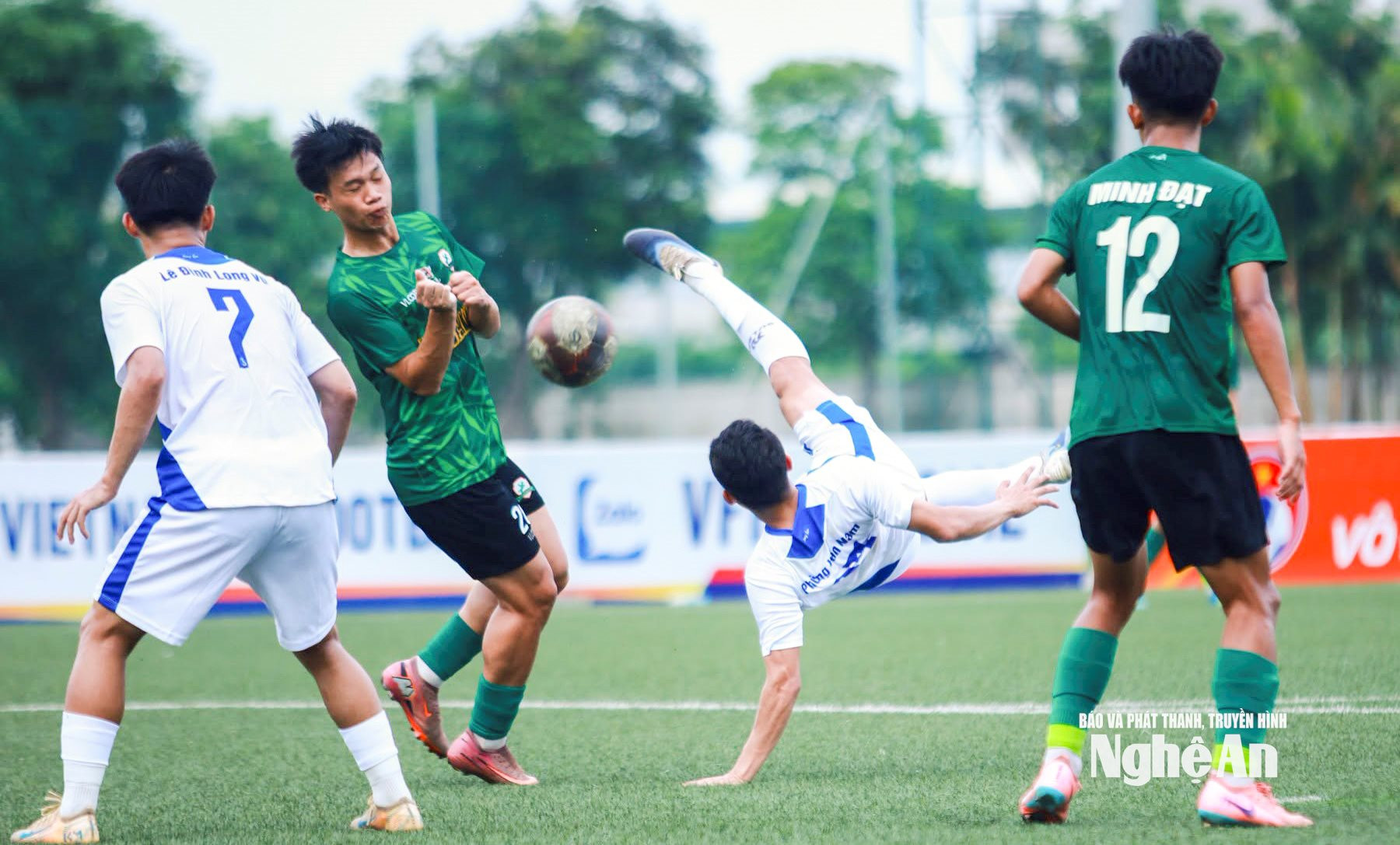 Phùng Văn Nam thi đấu năng nổ trên hàng công của U21 SLNA. Ảnh: SLNA