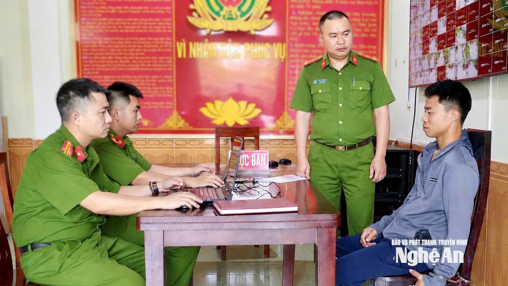 Đối tượng Bùi Nguyên Thắng tại cơ quan Công an. Ảnh: Văn Hậu
