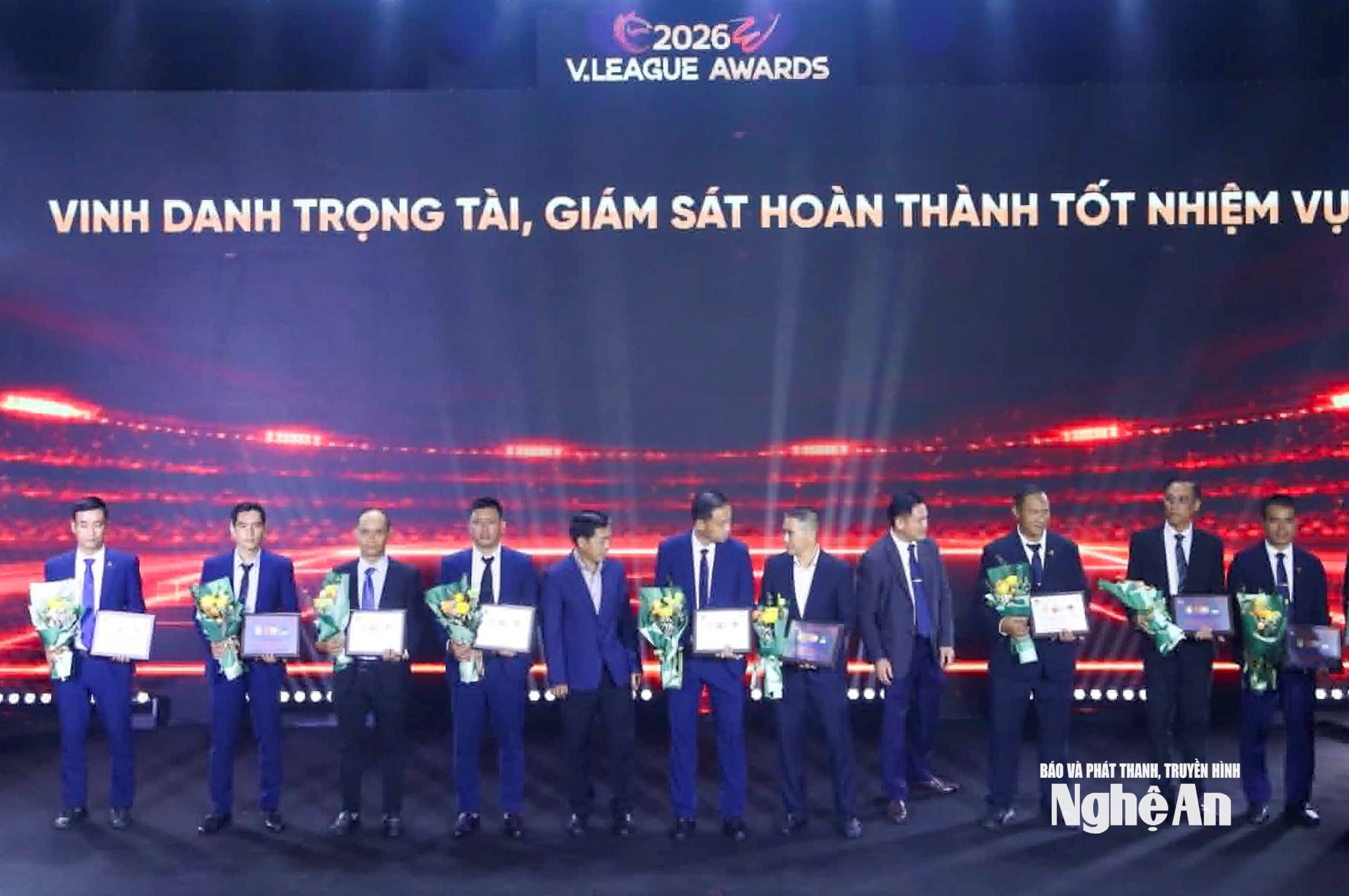 Gala V.League Awards 2025/2026 đã ghi nhận những đóng góp quan trọng của đội ngũ trọng tài và giám sát hoàn thành xuất sắc nhiệm vụ ở mùa giải vừa qua. Ảnh: NVCC