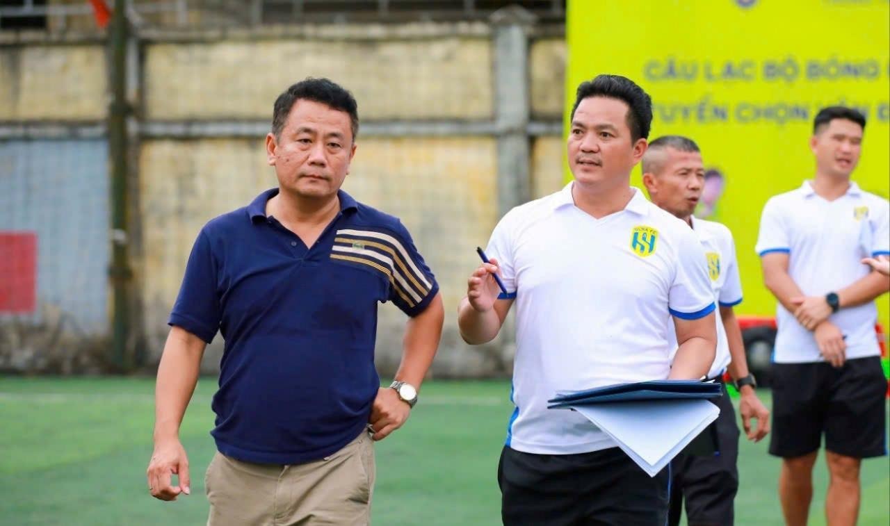 Ông Trần Quang Dũng - Giám đốc Trung tâm Đào tạo bóng đá trẻ Sông Lam Nghệ An (bên trái). Ảnh tư liệu
