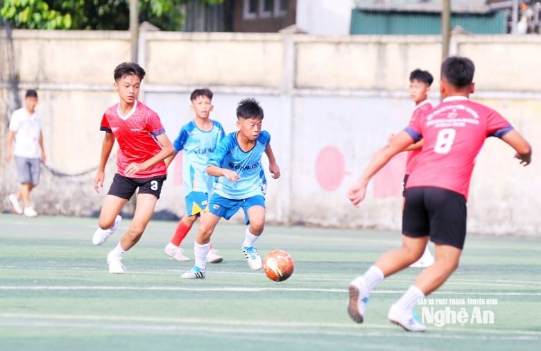 Một pha lên bóng của các cầu thủ TN Yên Thành. Ảnh: Đức Anh