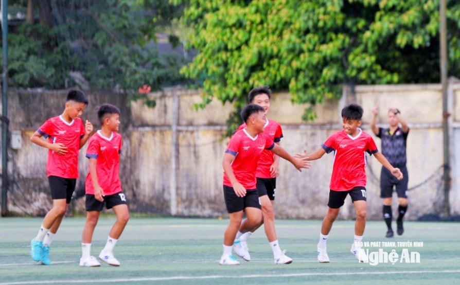 Màn ăn mừng của các cầu thủ Quế Phong. Ảnh: Đức Anh
