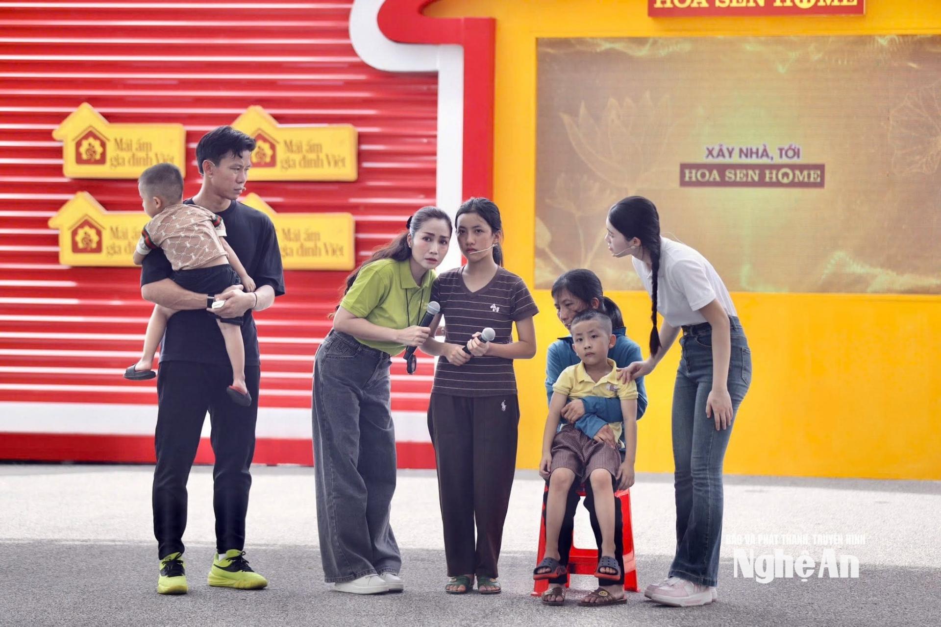 Cầu thủ Quế Ngọc Hải tham gia chương trình và chung tay gửi tới những phần hỗ trợ thiết thực cho các hoàn cảnh khó khăn.