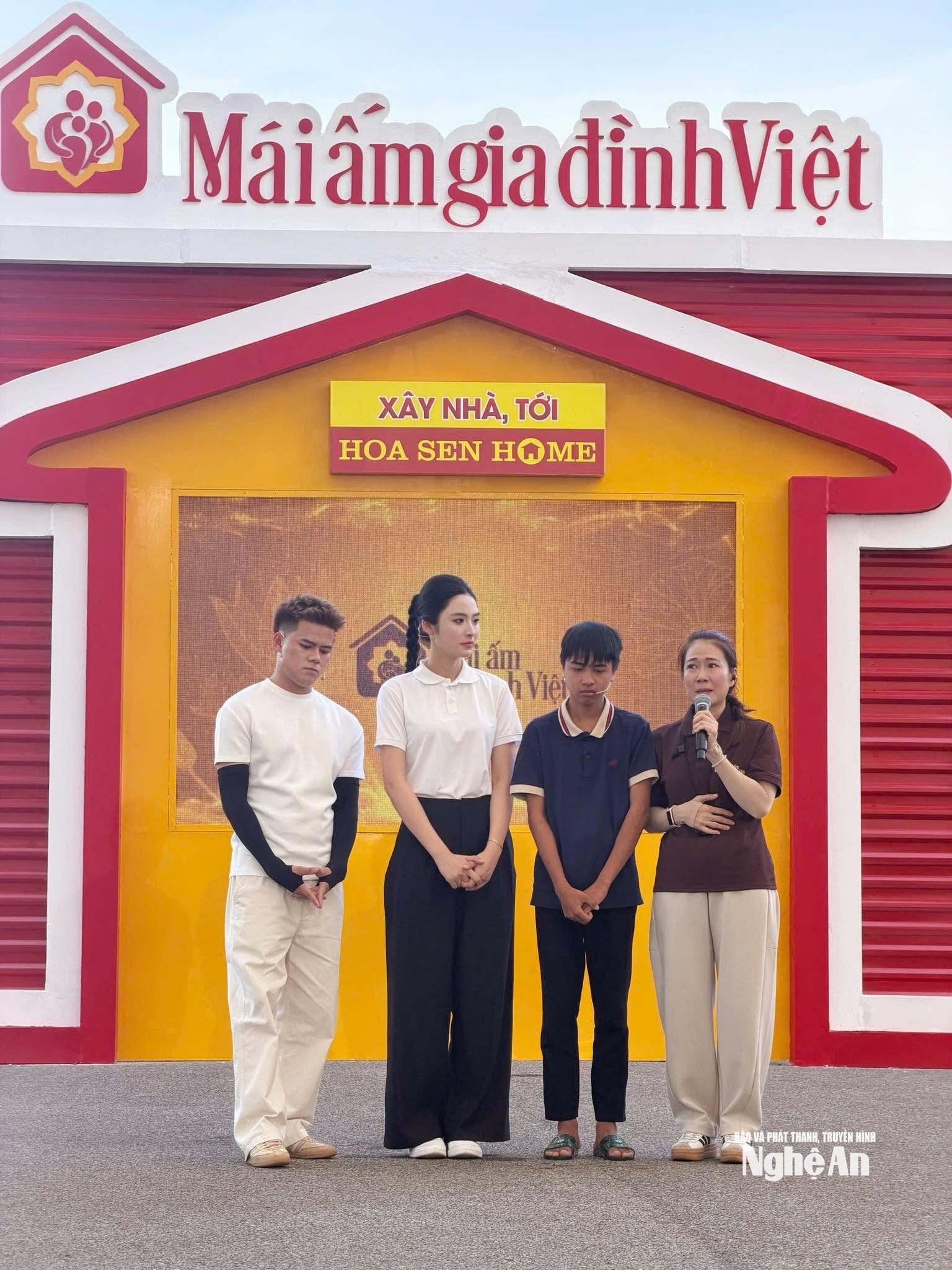 Hoàn cảnh của em Vũ Đình Hào (thứ hai từ trái sang), học sinh lớp 10A9, trú tại xóm Văn Lâm, xã Tân Châu, khiến nhiều khán giả nghẹn ngào thương cảm.