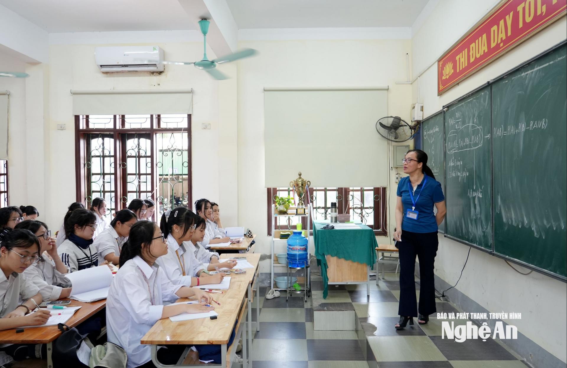 Tiết học của học sinh Trường THPT Lê Viết Thuật. Đây là trường THPT có số lượng giáo viên được xét thăng hạng nhiều nhất tỉnh. Ảnh: Mỹ Hà