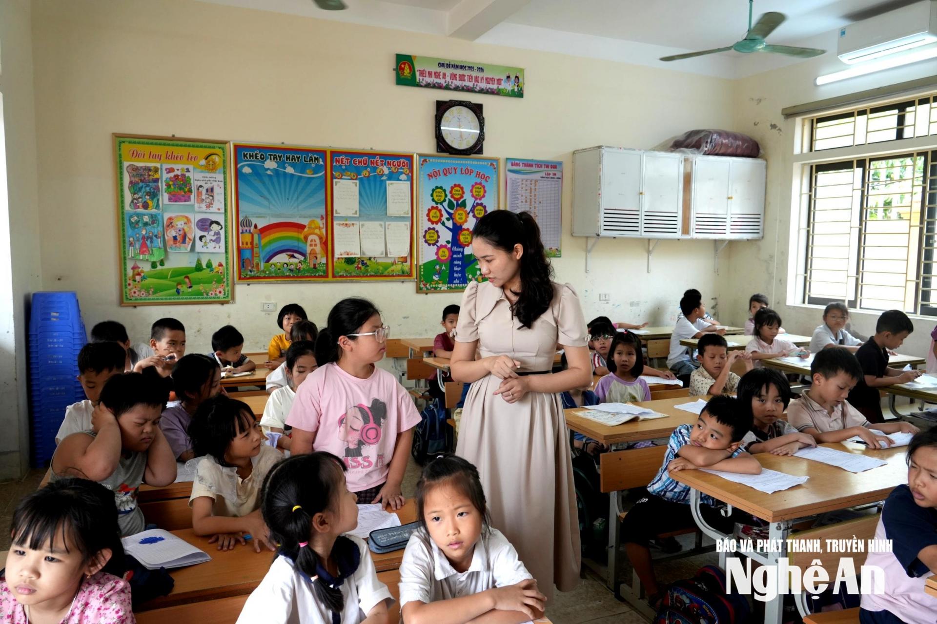 Năm 2026, hơn 1.200 giáo viên tiểu học được xét thăng hạng. Ảnh: Mỹ Hà