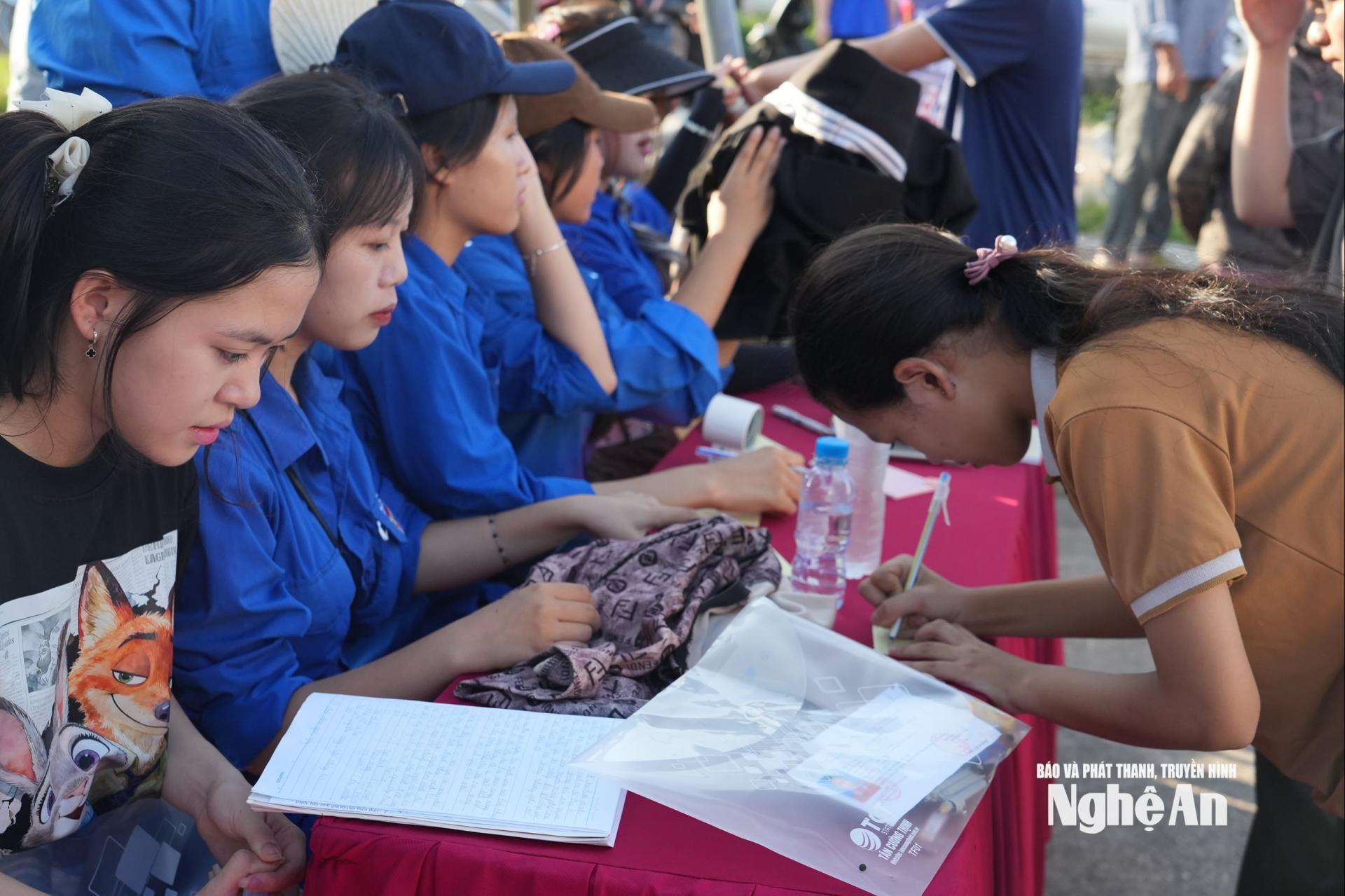 Trong những ngày diễn ra Kỳ thi tốt nghiệp, UBND tỉnh yêu cầu phải làm tốt công tác Tiếp sức mùa thi. Ảnh: Mỹ Hà