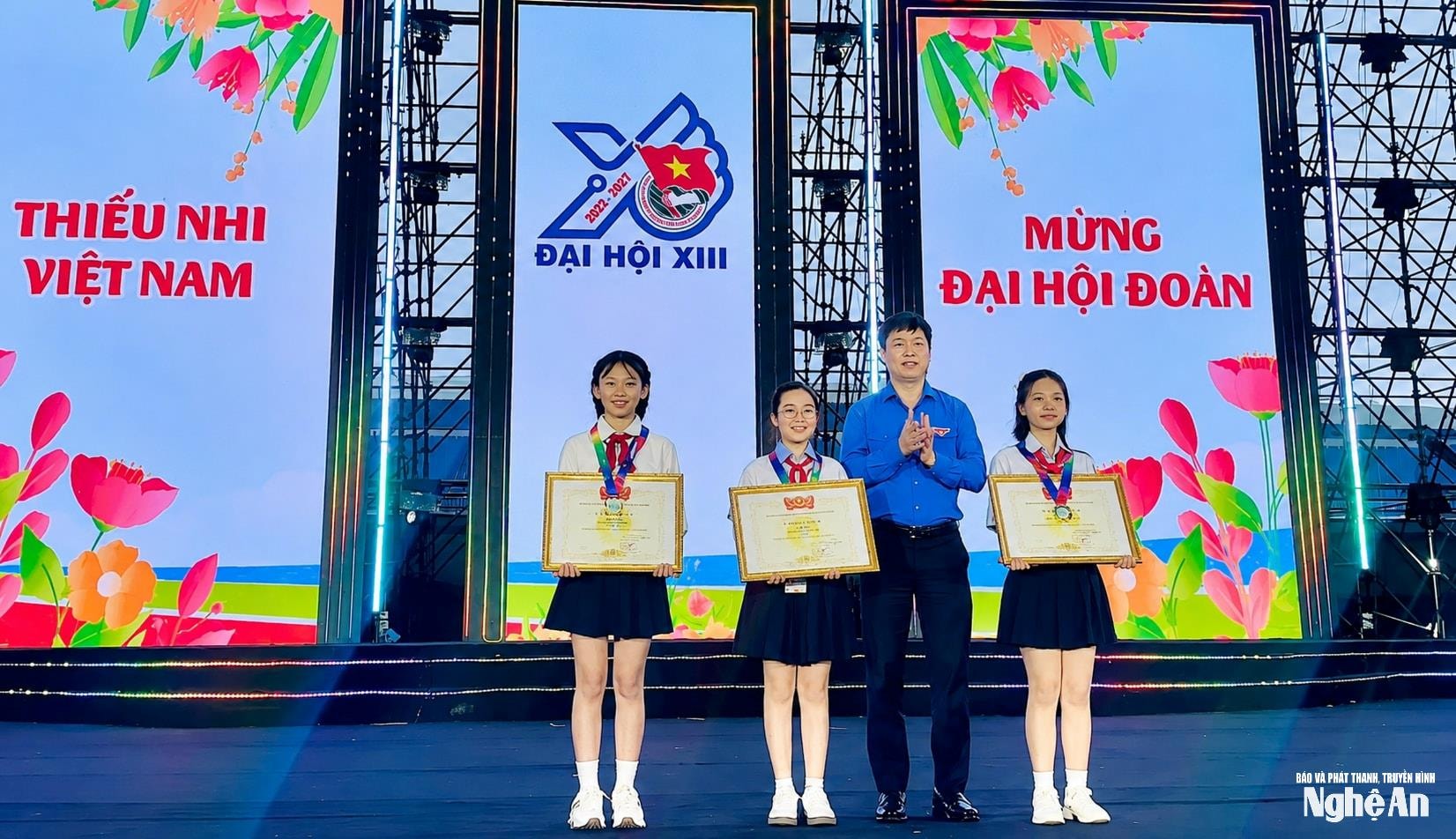 Em Đậu Khánh Thy - Lớp 6A, Trường THCS Cao Xuân Huy, xã Diễn Châu (thứ 2 từ trái sang) đã xuất sắc đoạt giải Nhất tại chương trình Vươn cao ước mơ. Ảnh: NVCC