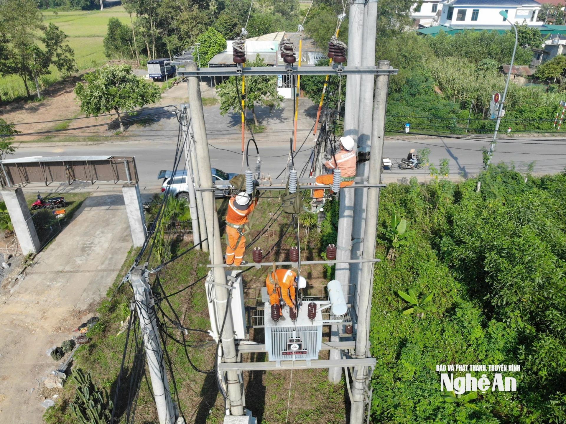 Công nhân Công ty Điện lực Nghệ An thực hiện xử lý khiếm khuyết trên đường dây. Ảnh tư liệu: Phan Thuỷ