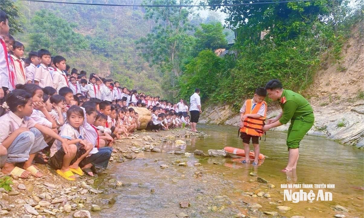 Công an các xã phối hợp với nhà trường đưa học sinh đến các khu vực sông, suối, ao hồ để trực tiếp nhận diện nguy hiểm và được hướng dẫn kỹ năng an toàn trong môi trường thực tế. Ảnh tư liệu: L.M