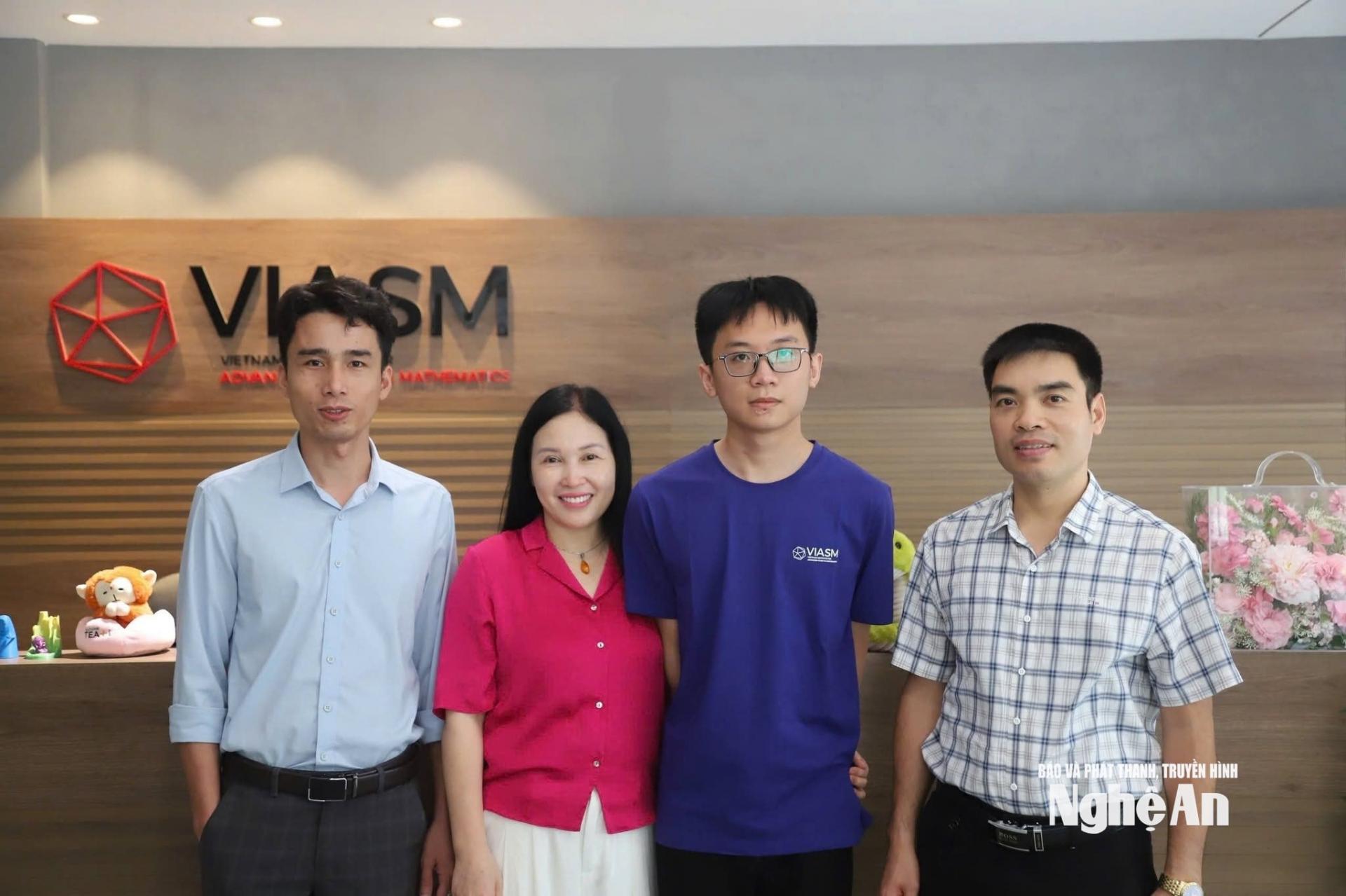 Em Nguyễn Hoàng Phương cùng cô giáo Cao Thị Lan Thanh (Hiệu trưởng nhà trường) và các giáo viên bồi dưỡng của Trường THPT chuyên Phan Bội Châu. Ảnh: NTCC