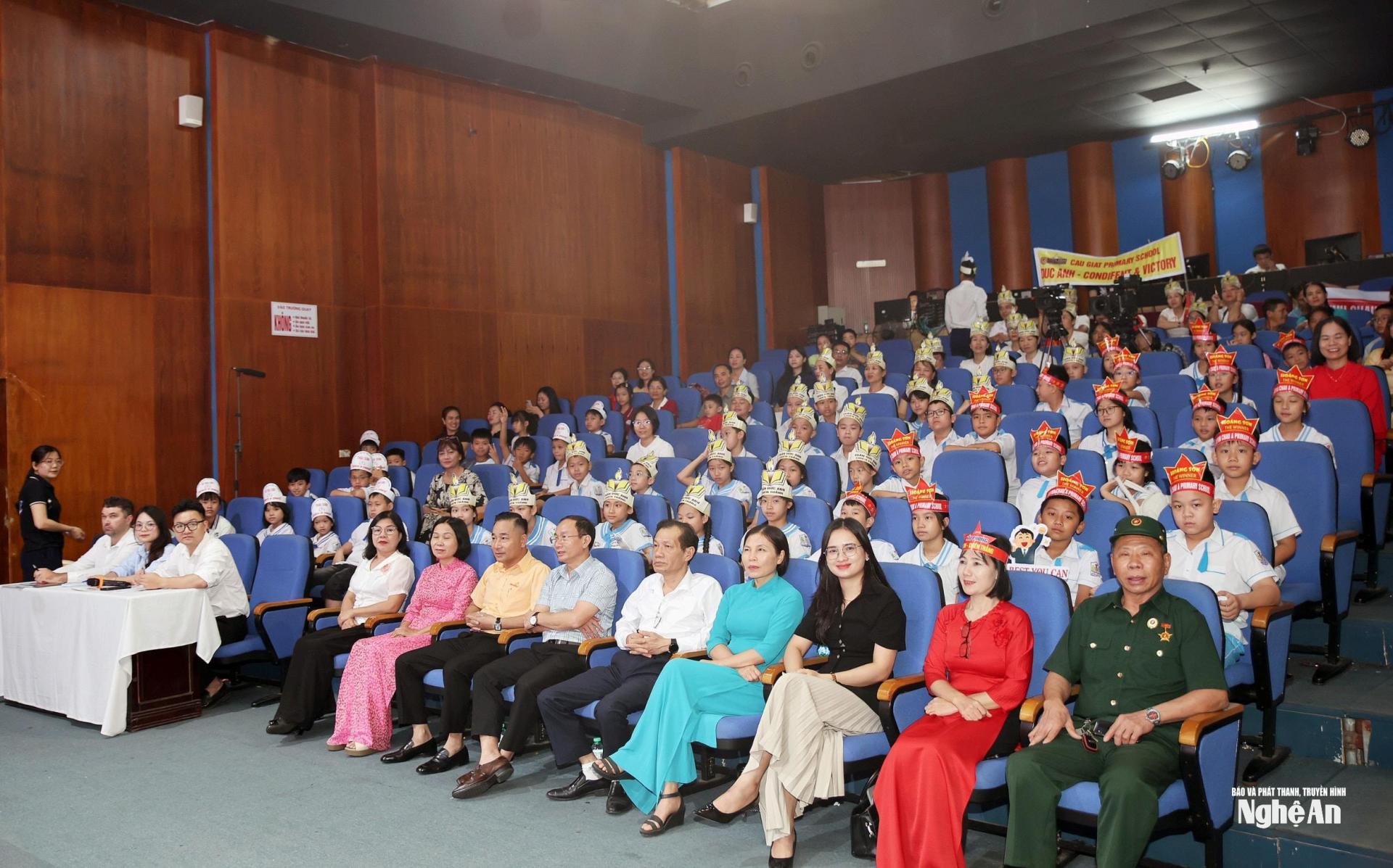 Dự chương trình có đại diện Ban Giám đốc Báo và phát thanh, truyền hình Nghệ An; Sở Giáo dục và Đào tạo Nghệ An, Tổ chức Giáo dục quốc tế 2G; Nhà máy bánh kẹo Bis Ca Fun; Các trường tiểu học có thí sinh tham gia cùng các cơ quan, đơn vị liên quan. Ảnh: Thanh Quỳnh