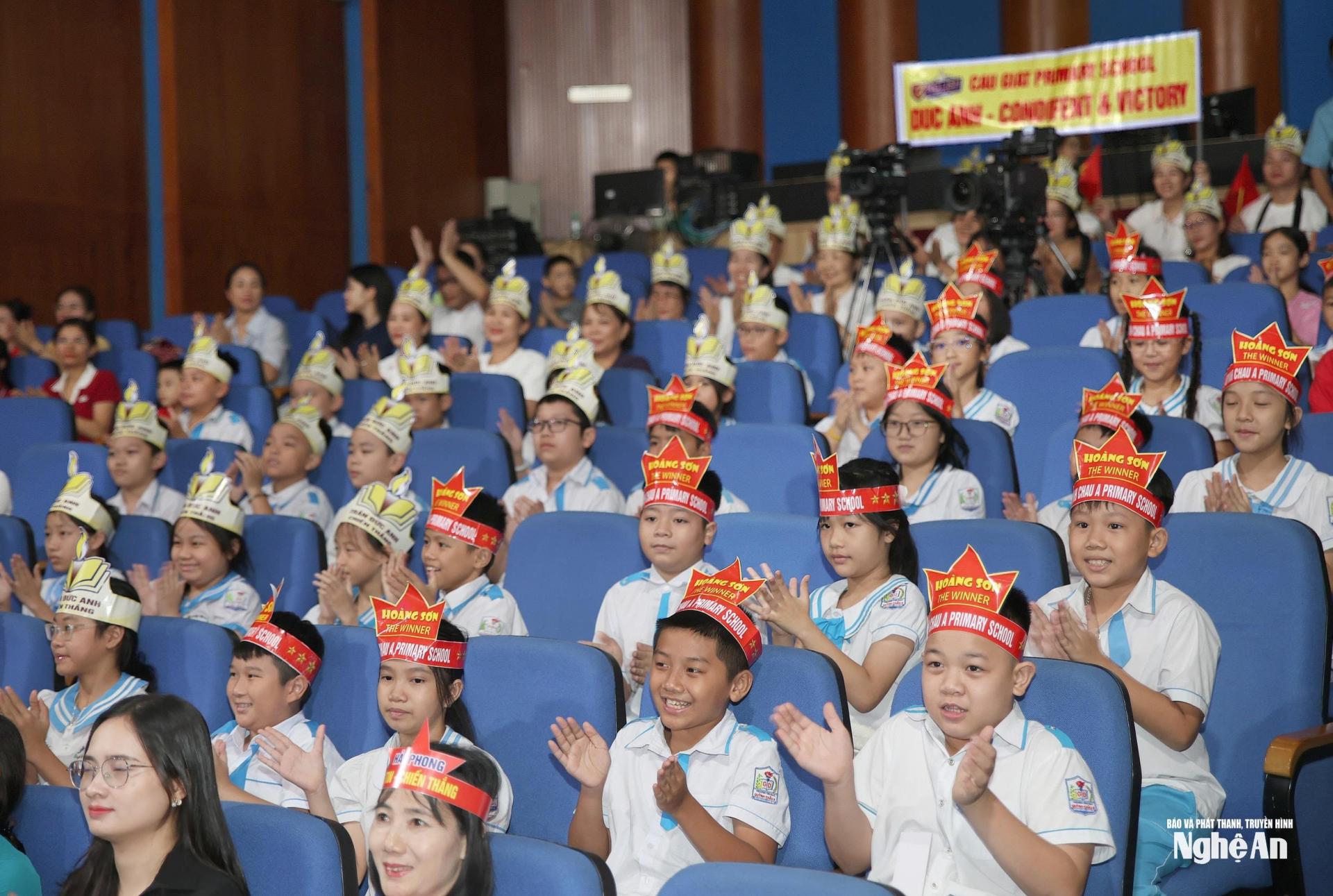 Khán giả tập trung theo dõi và cổ vũ nhiệt tình cho các thí sinh. Ảnh: Thanh Quỳnh