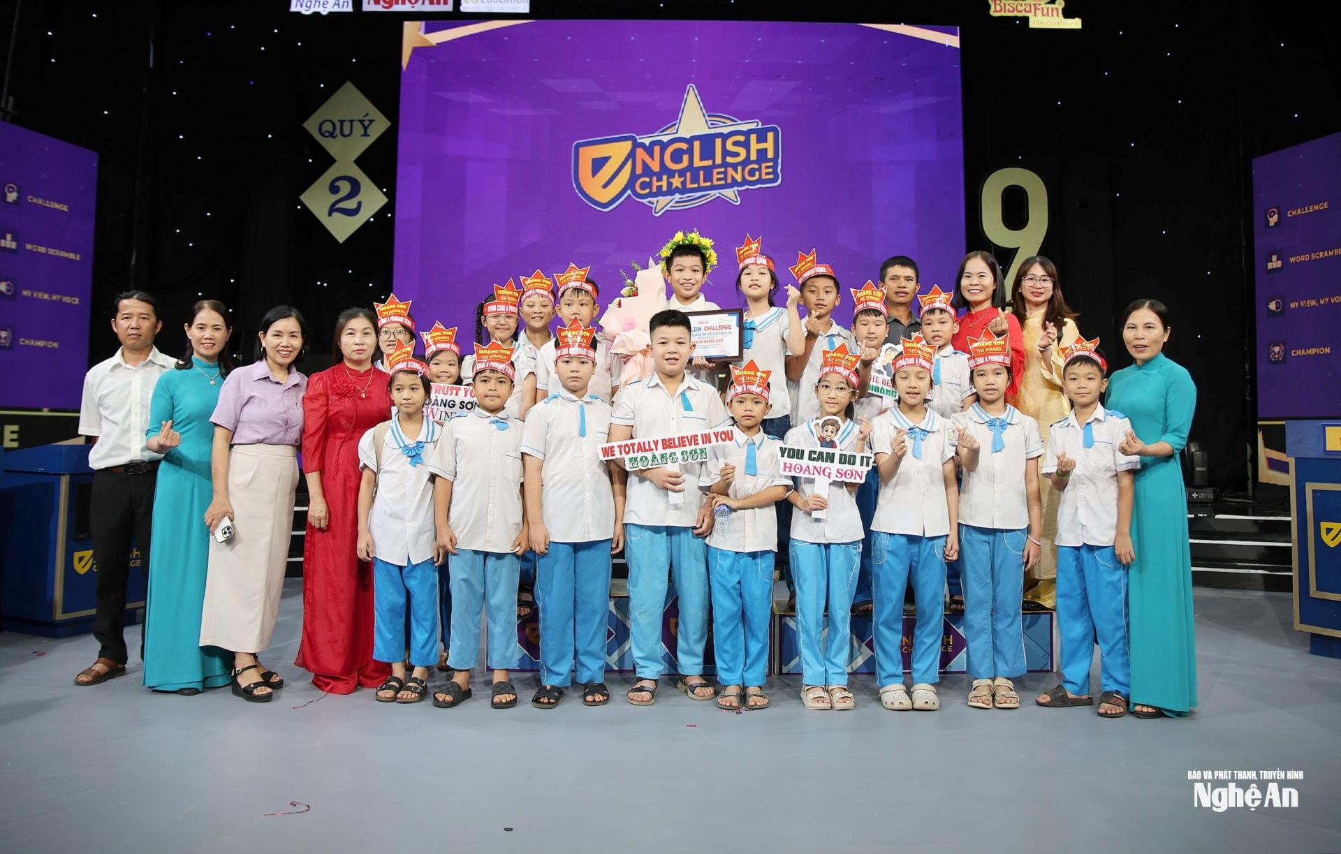 Thầy cô, bạn bè và người thân chúc mừng nhà vô địch Quý II English challenge mùa 9. Ảnh: Thanh Quỳnh