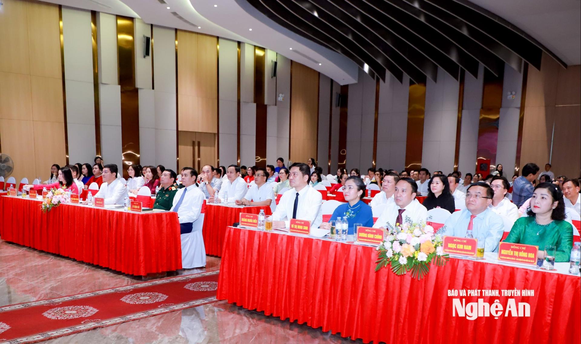 Các đồng chí lãnh đạo tỉnh, các đại biểu, cơ quan báo chí và đông đảo nhà báo, phóng viên, người làm báo trên địa bàn dự chương trình. Ảnh: Thành Duy