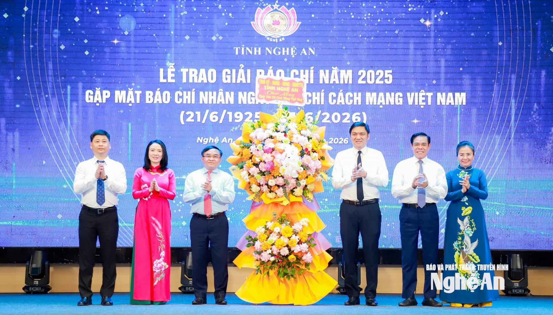 Các đồng chí trong Thường trực Tỉnh ủy trao lẵng hoa của Tỉnh ủy, HĐND, UBND, Ủy ban MTTQ Việt Nam tỉnh tặng các cơ quan báo chí nhân Ngày Báo chí cách mạng Việt Nam 21/6. Ảnh: Thành Duy