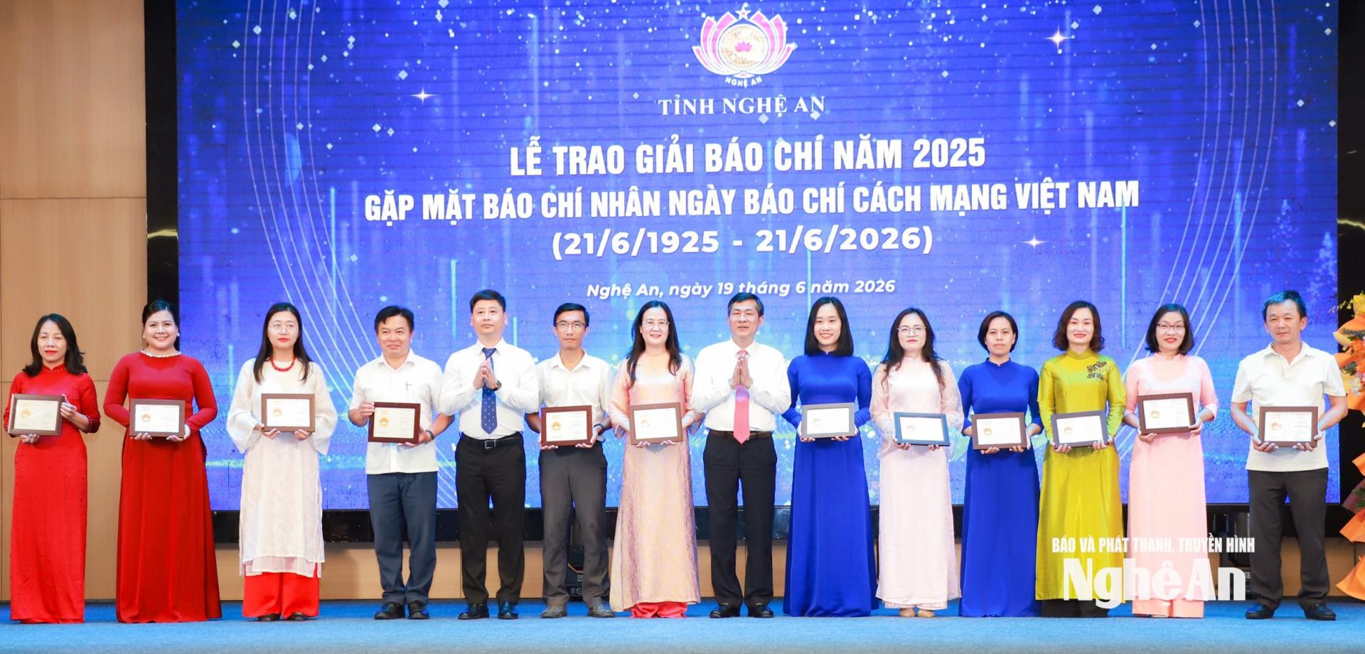 Các đồng chí Ủy viên Ban Chấp hành Đảng bộ tỉnh: Thái Văn Thành - Phó Chủ tịch UBND tỉnh; Trần Minh Ngọc - Giám đốc Báo và phát thanh, truyền hình Nghệ An, Chủ tịch Hội Nhà báo tỉnh trao Kỷ niệm chương Vì sự nghiệp Báo chí của Chủ tịch Hội Nhà báo Việt Nam cho 12 cá nhân có nhiều đóng góp đối với sự nghiệp báo chí. Ảnh: Thành Duy