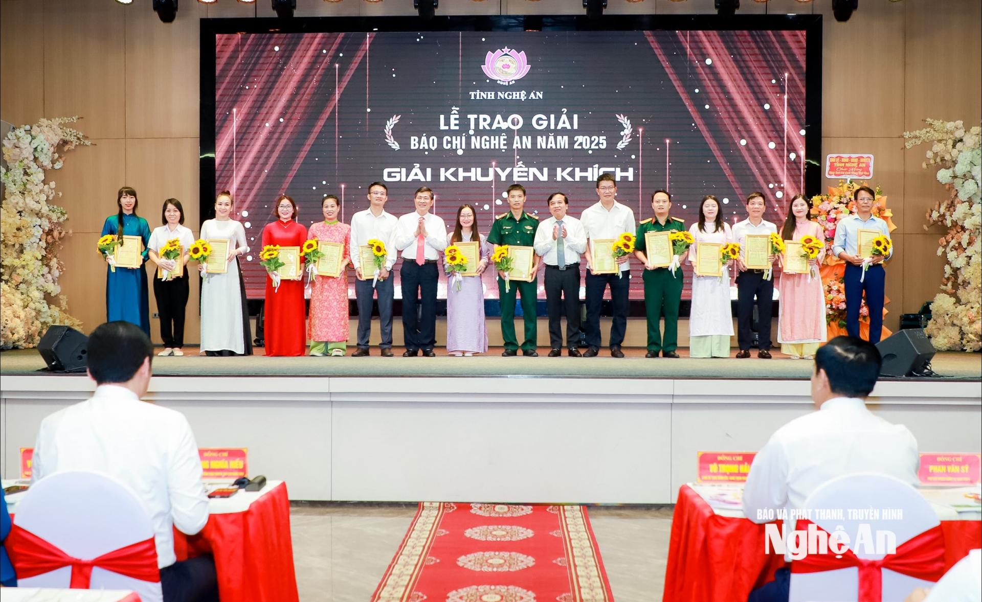 Các đồng chí Ủy viên Ban Chấp hành Đảng bộ tỉnh: Nguyễn Như Khôi - Phó Chủ tịch HĐND tỉnh; Thái Văn Thành - Phó Chủ tịch UBND tỉnh trao giải Khuyến khích cho các tác giả, nhóm tác giả đoạt giải. Ảnh: Thành Duy