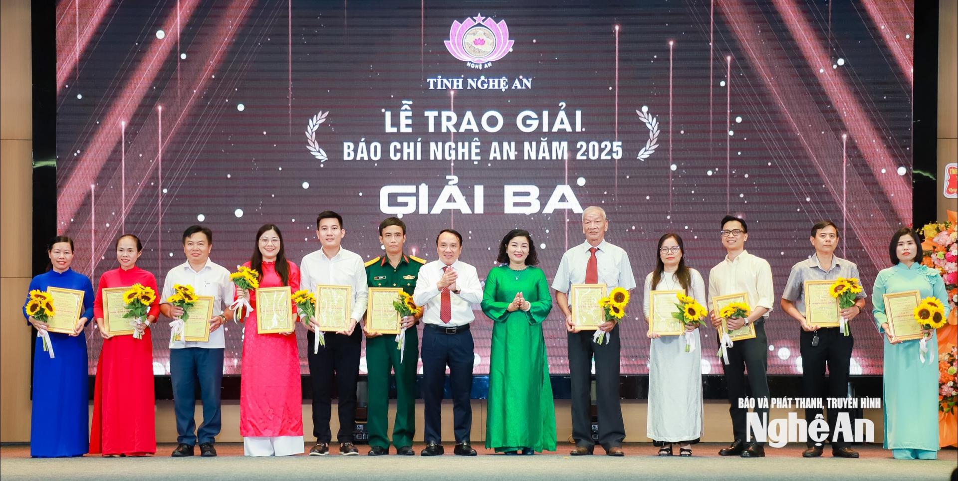 Các đồng chí Ủy viên Ban Thường vụ Tỉnh ủy: Dương Đình Chỉnh - Phó Chủ tịch Thường trực HĐND tỉnh, Nguyễn Thị Hồng Hoa - Chủ nhiệm UBKT Tỉnh ủy trao giải Ba cho các tác giả, nhóm tác giả đoạt giải. Ảnh: Thành Duy