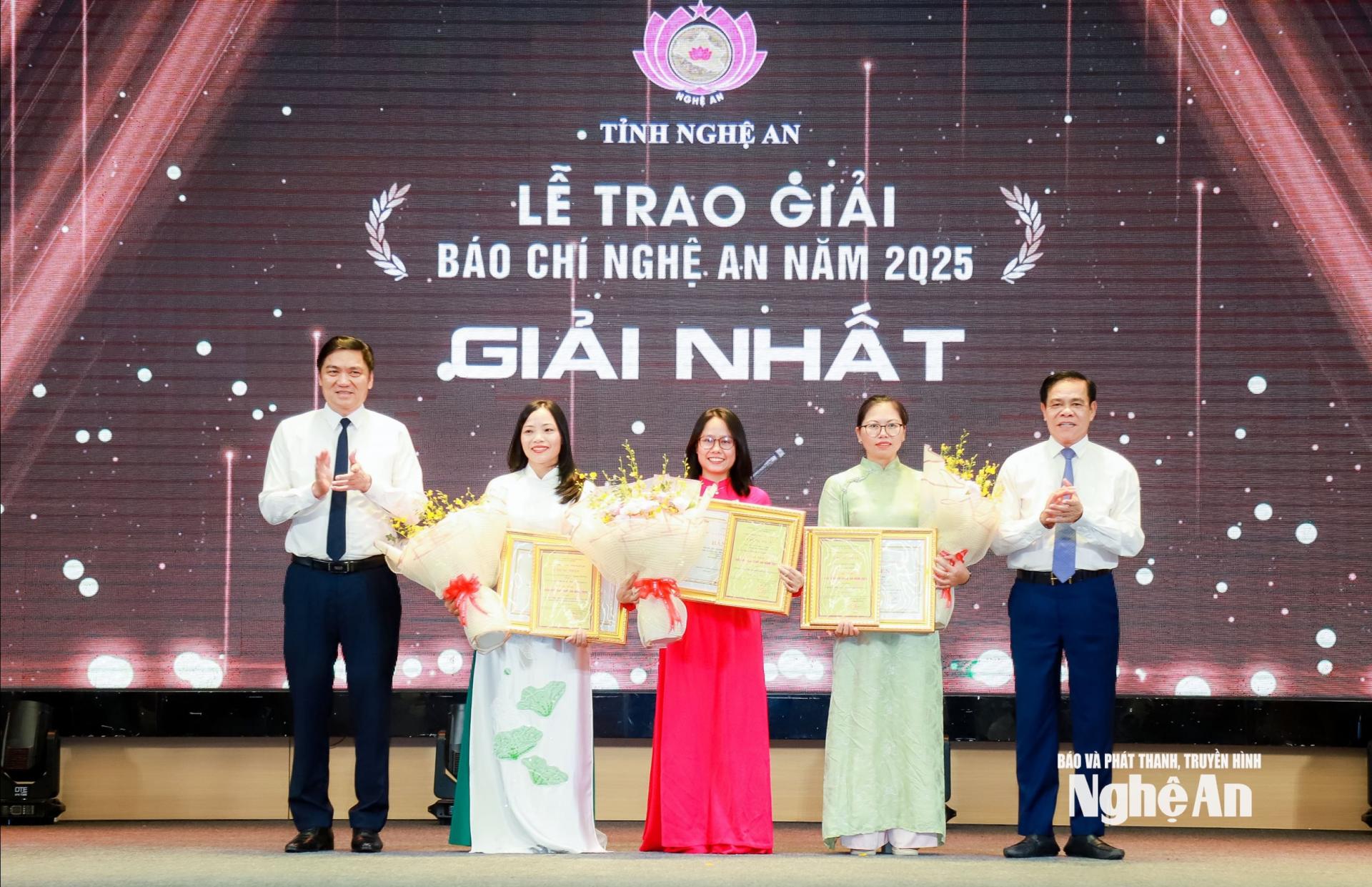 Các đồng chí: Hoàng Nghĩa Hiếu - Phó Bí thư Thường trực Tỉnh ủy, Chủ tịch HĐND tỉnh; Võ Trọng Hải - Phó Bí thư Tỉnh ủy, Chủ tịch UBND tỉnh trao tặng giải Nhất cho các tác giả, nhóm tác giả đoạt giải. Ảnh: Thành Duy