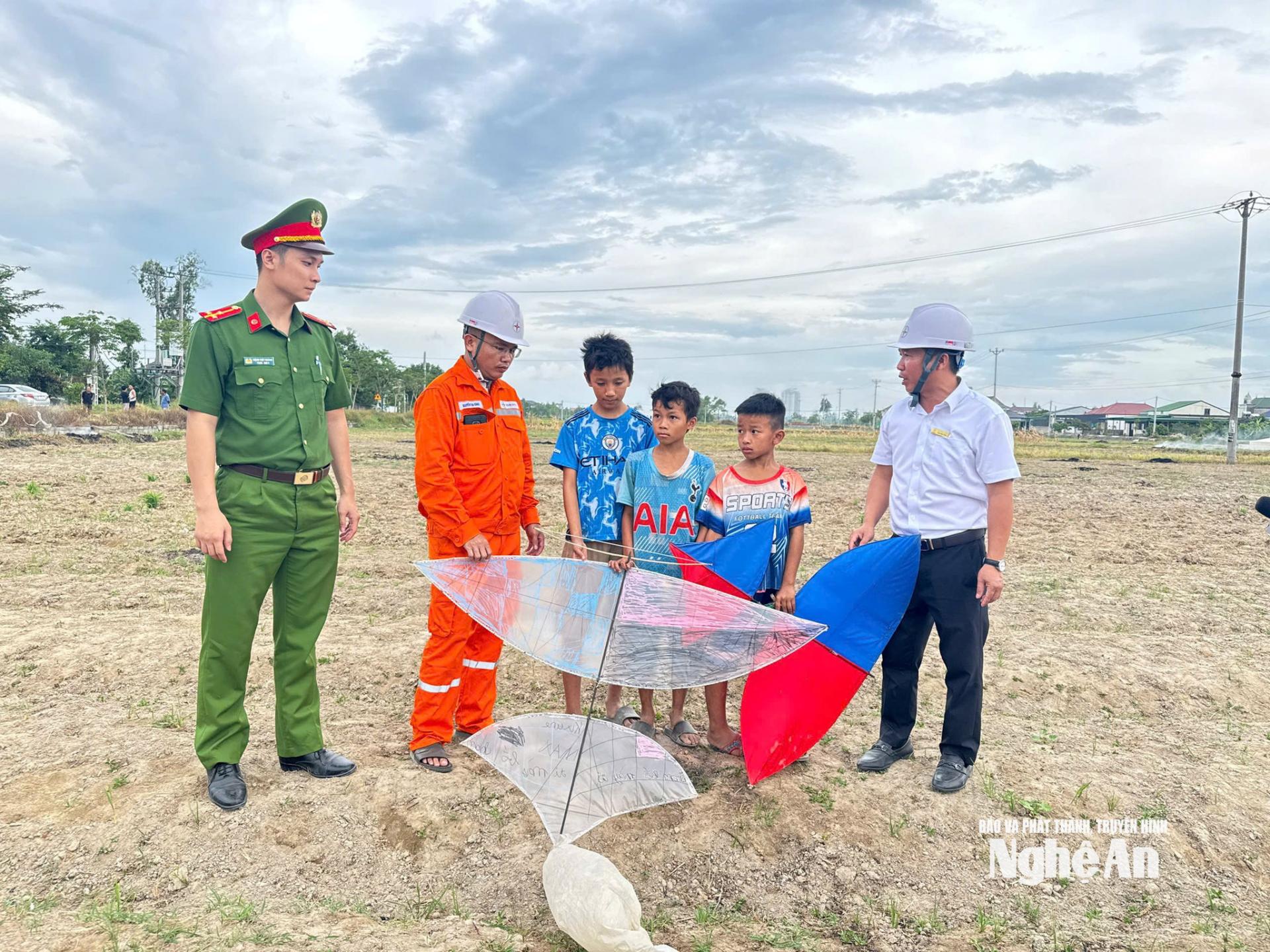 Ngành Điện phối hợp với Công an phường Vinh Lộc tuyên truyền về mối nguy hiểm khi thả diều gần đường điện. Ảnh: Trần Minh