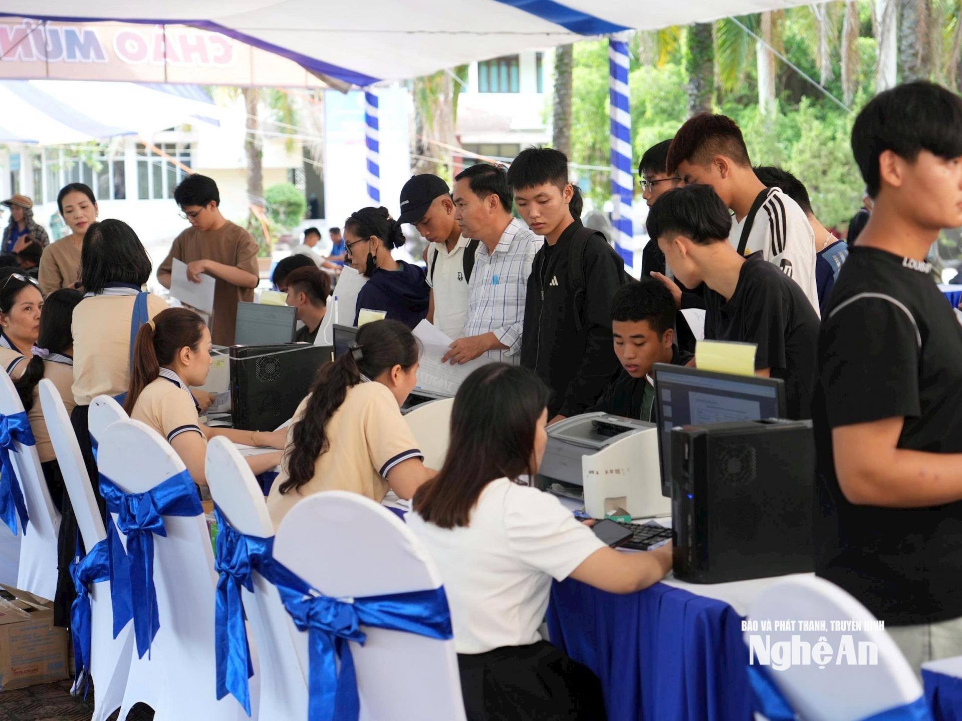 Sinh viên nhập học tại Trường Đại học Sư phạm Kỹ thuật Vinh. Ảnh: Mỹ Hà