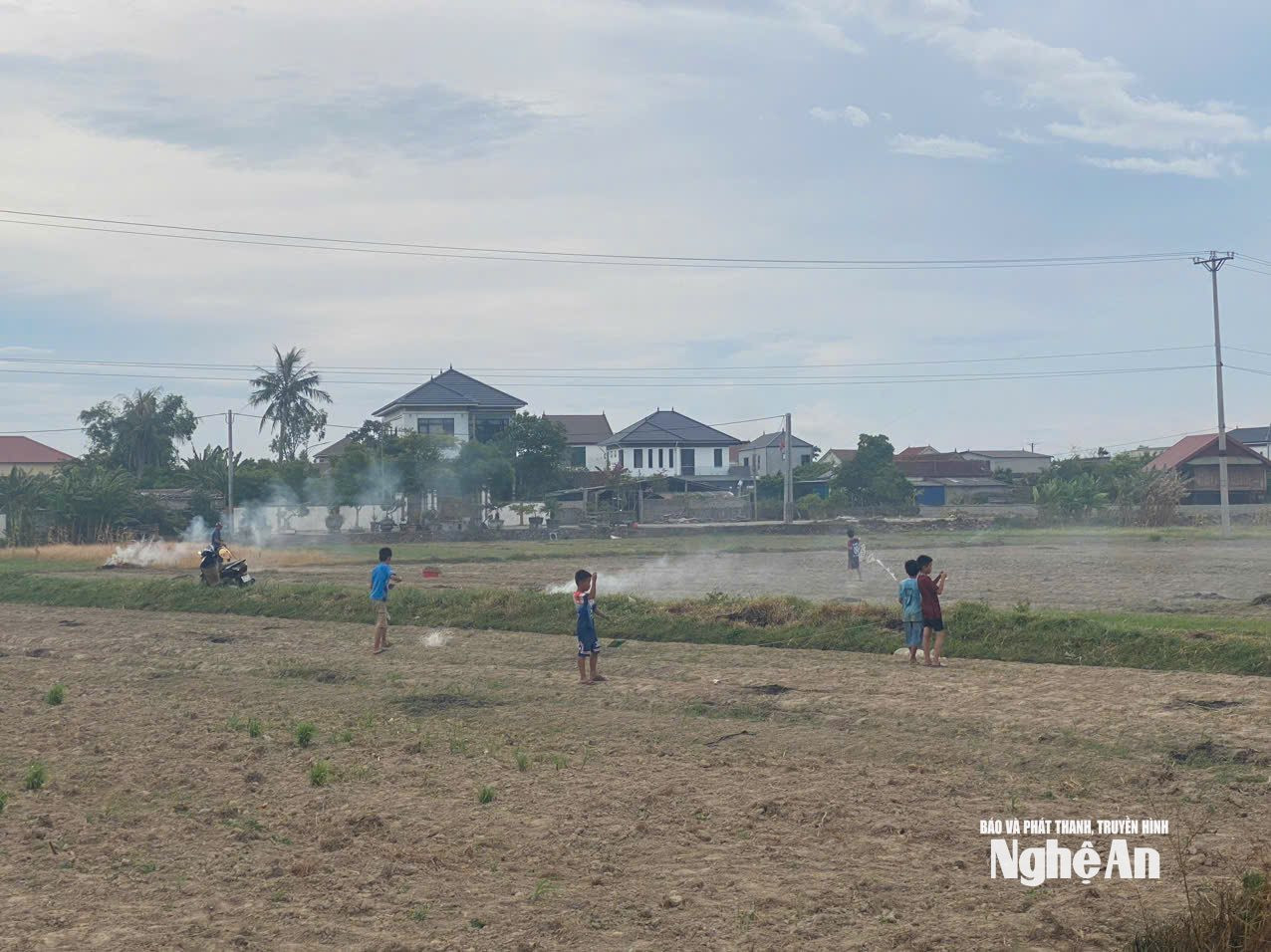 Nhiều trẻ em thả diều ngay dưới hệ thống đường dây điện cao thế tại phường Vinh Lộc. Ảnh: Trần Minh