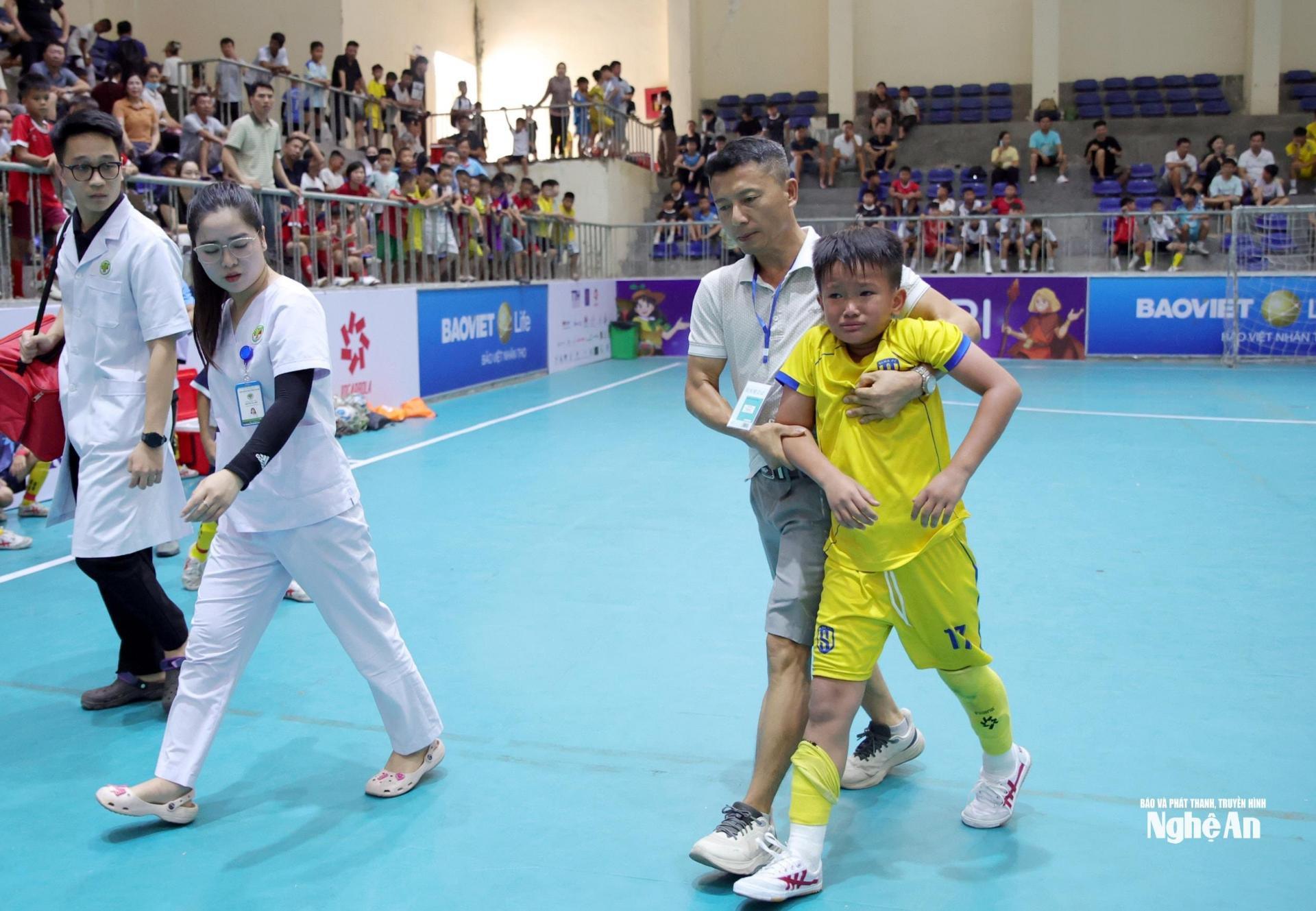 Chấn thương khiến cầu thủ không thể tiếp tục thi đấu, nhưng quyết tâm và tinh thần thể thao vẫn luôn hiện hữu. Ảnh: Thanh Quỳnh