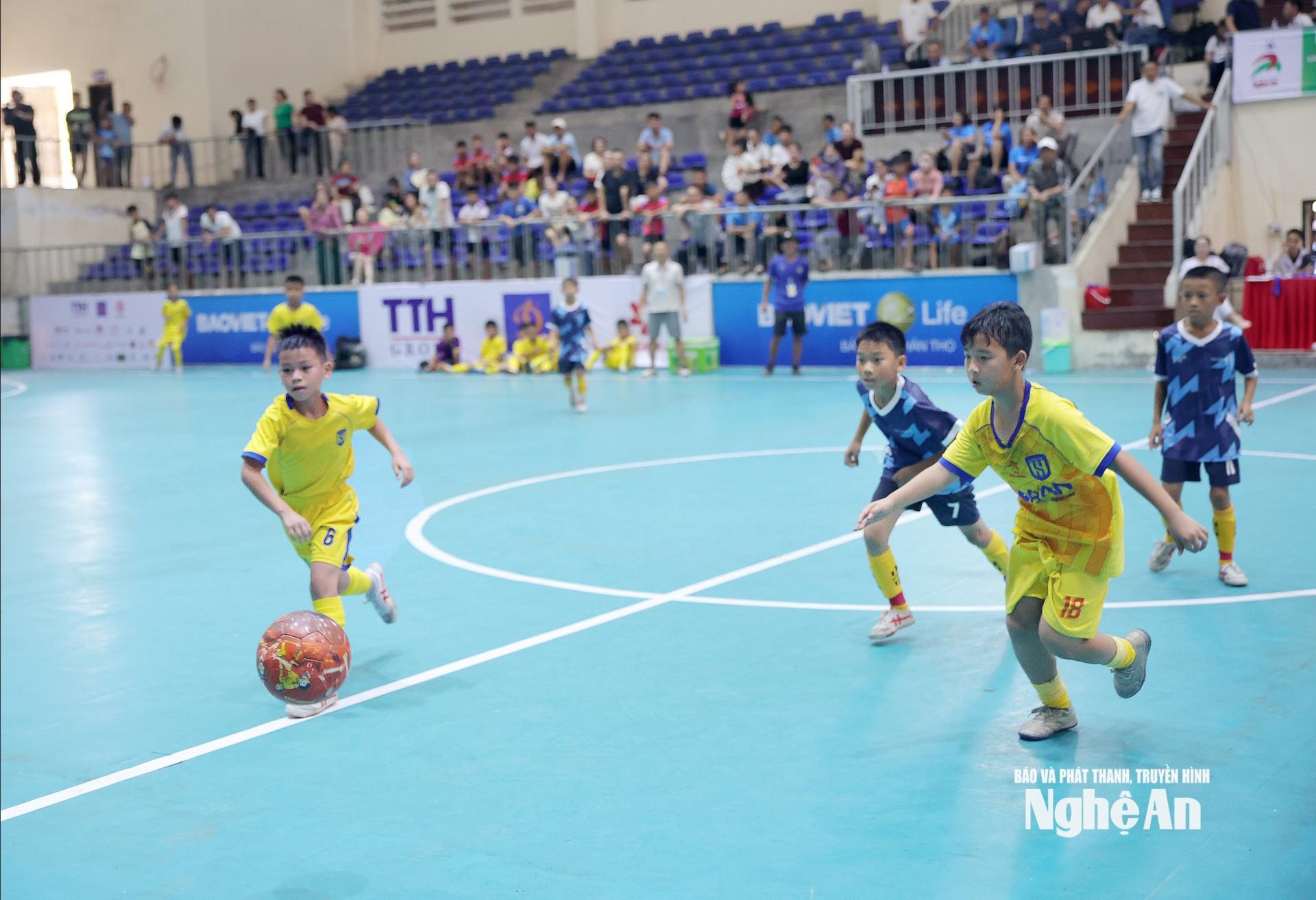 Những pha tranh bóng nghẹt thở đến từ các vận động viên 2 đội Nhi đồng Qùy Hợp và Nhi đồng Thành Vinh. Ảnh: Thanh Quỳnh