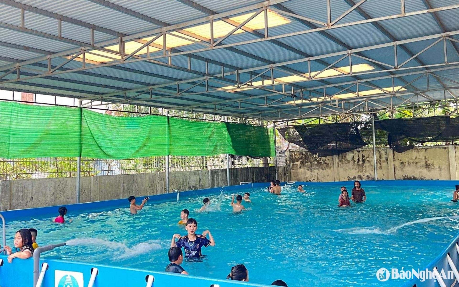 Đoàn thanh niên tổ chức các lớp dạy bơi miễn phí cho trẻ. Ảnh tư liệu: Thanh Quỳnh